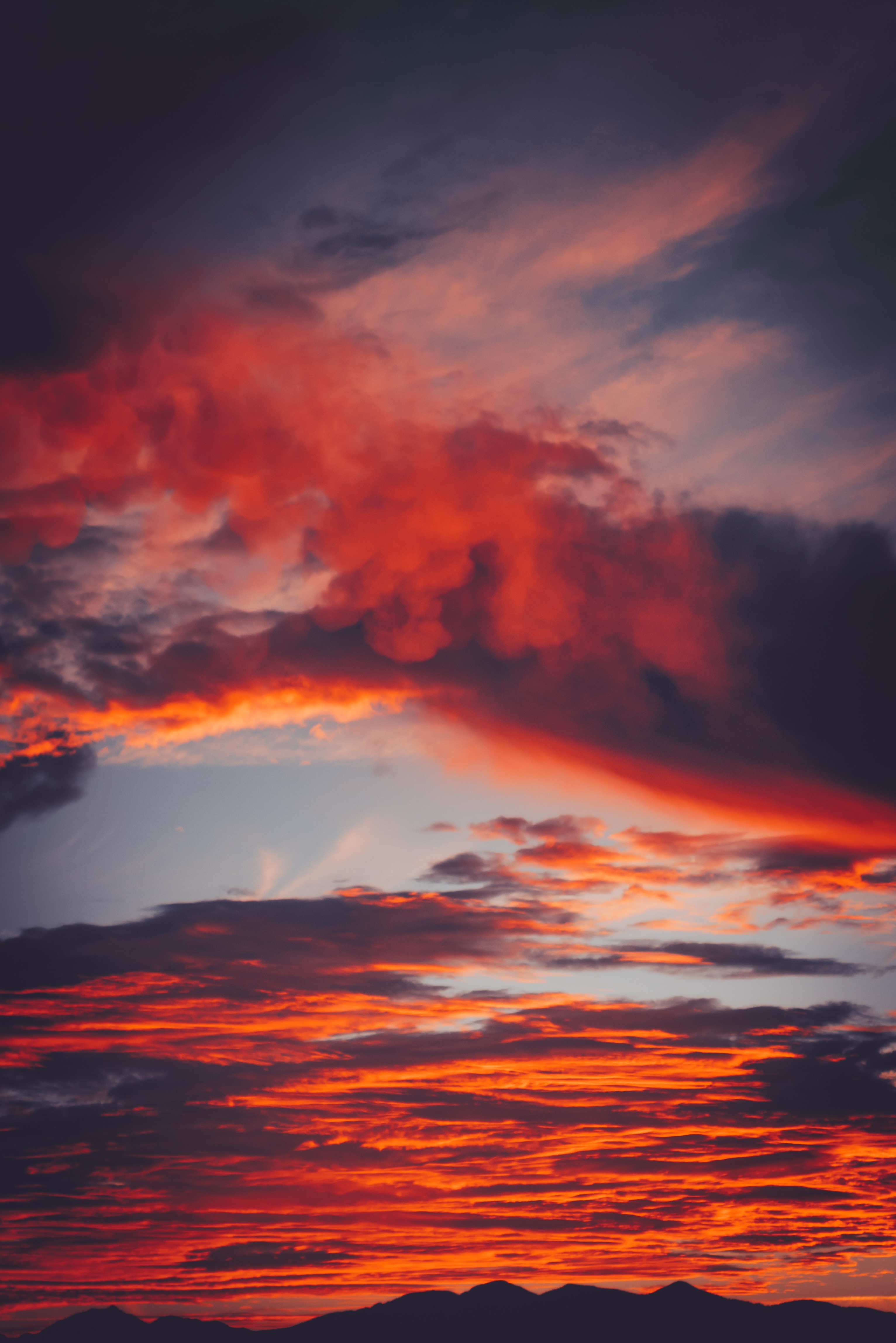 134461 descargar fondo de pantalla naturaleza, puesta del sol, cielo, montañas, nubes, rojo, ardiente, poroso: protectores de pantalla e imágenes gratis