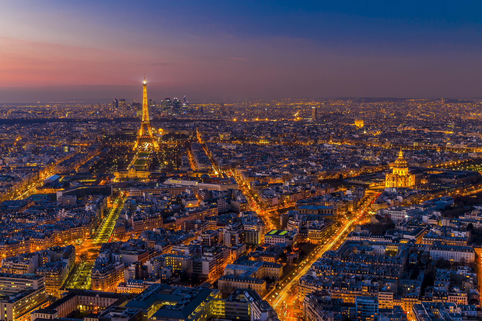 Handy-Wallpaper Städte, Paris, Eiffelturm, Horizont, Licht, Frankreich, Stadtbild, Nacht, Menschengemacht, Großstadt kostenlos herunterladen.