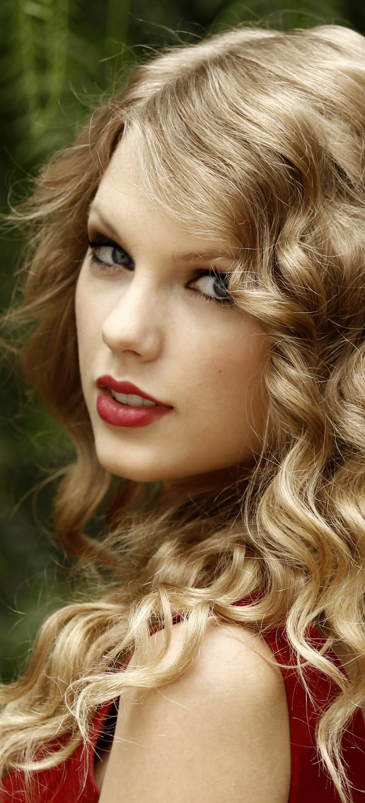 Download mobile wallpaper Music, Singer, Blonde, Curl, Blue Eyes, American, Taylor Swift, Lipstick for free.