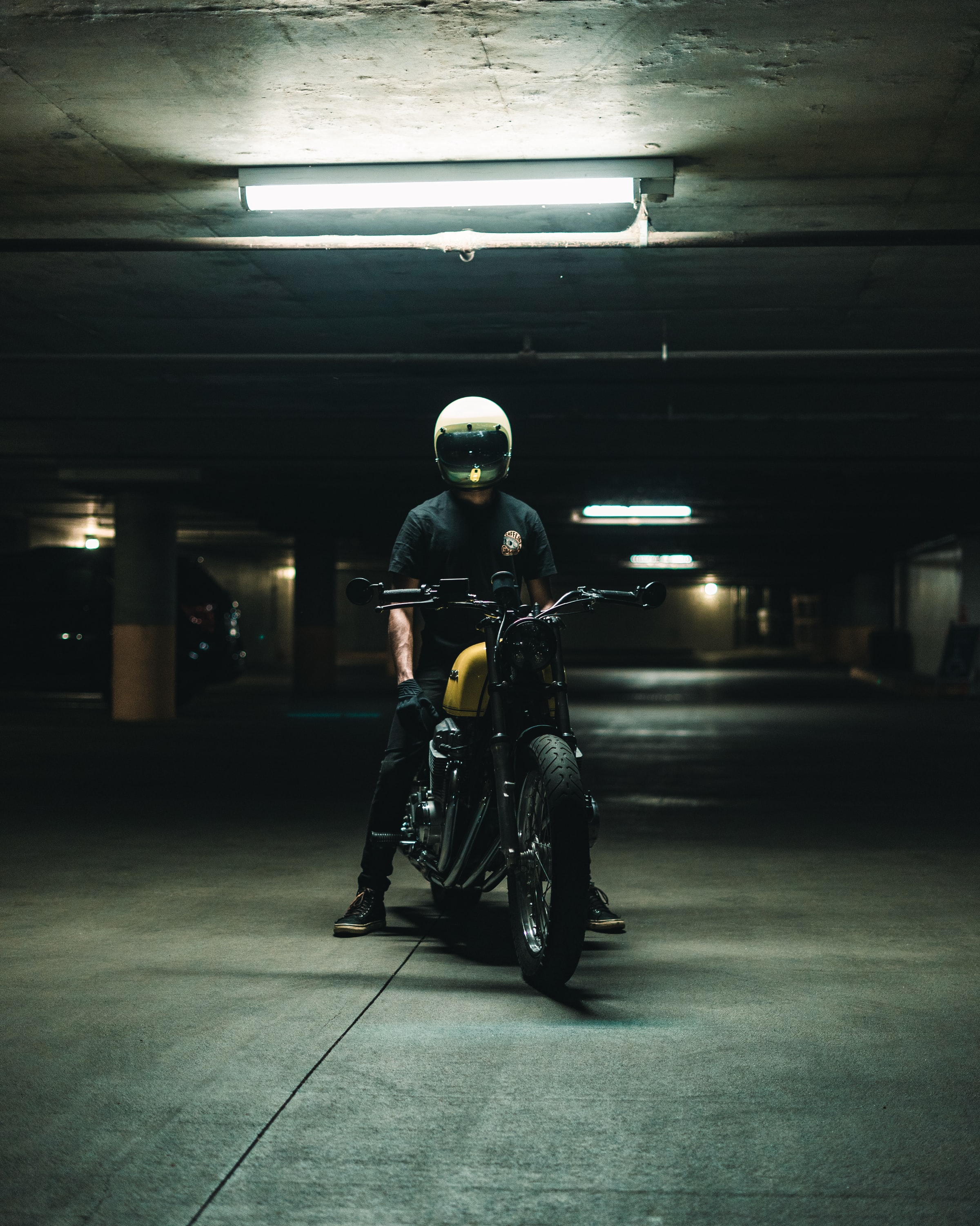91423 descargar fondo de pantalla motociclista, motocicletas, casco, motocicleta, bicicleta, estacionamiento, aparcamiento: protectores de pantalla e imágenes gratis