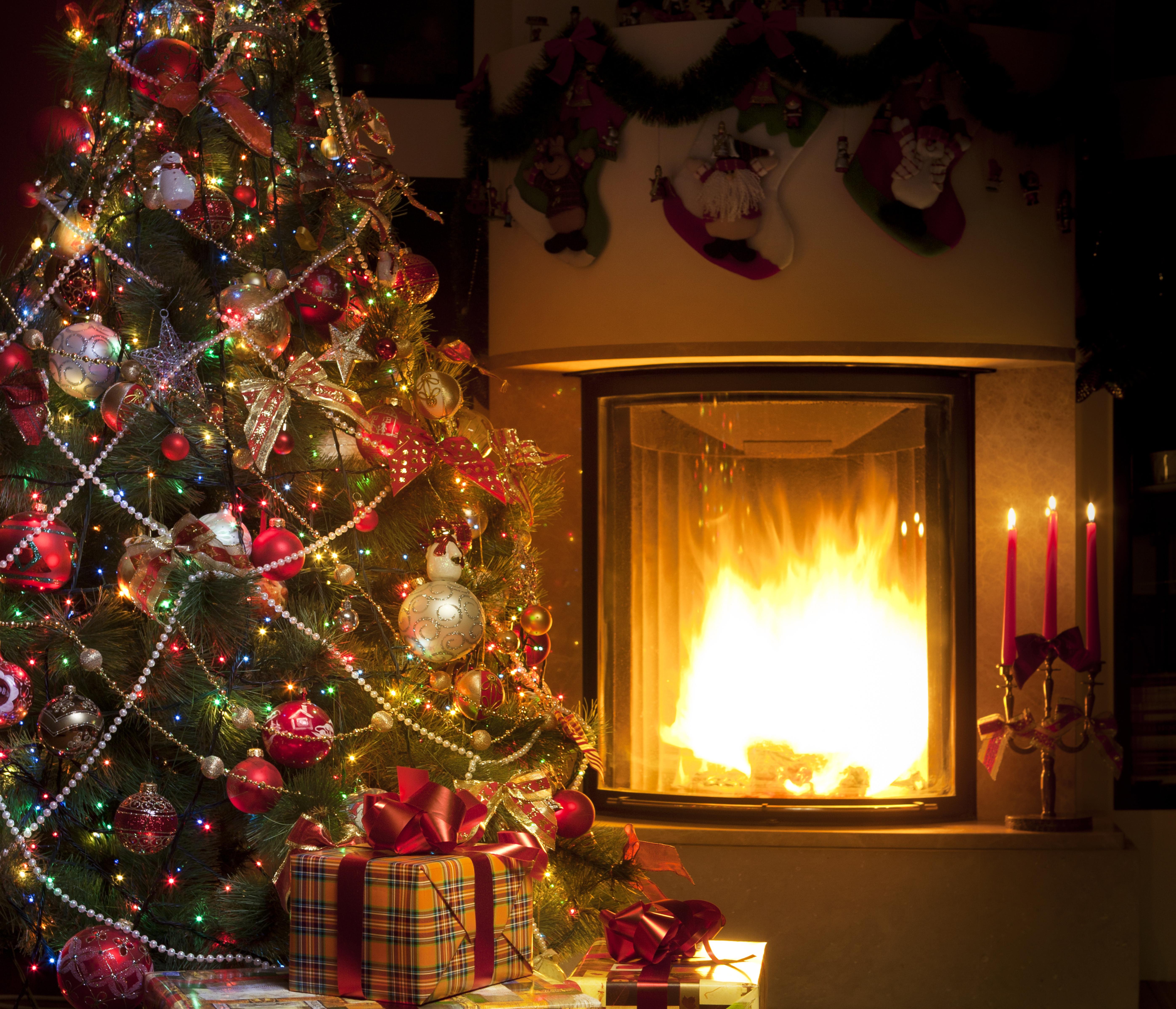 1521613 Hintergrundbild herunterladen weihnachtsbaum, weihnachten, feiertage, weihnachtsschmuck, kamin, geschenk - Bildschirmschoner und Bilder kostenlos