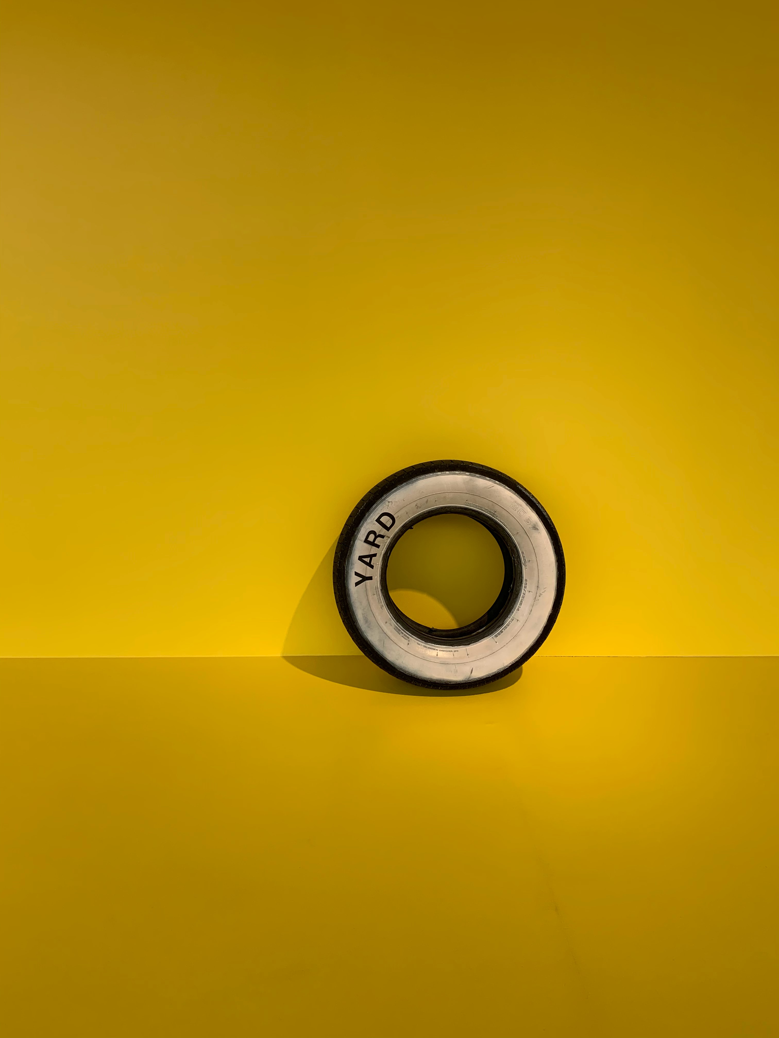 129902 скачать картинку минимализм, колесо, разное, желтый, круг - обои и заставки бесплатно