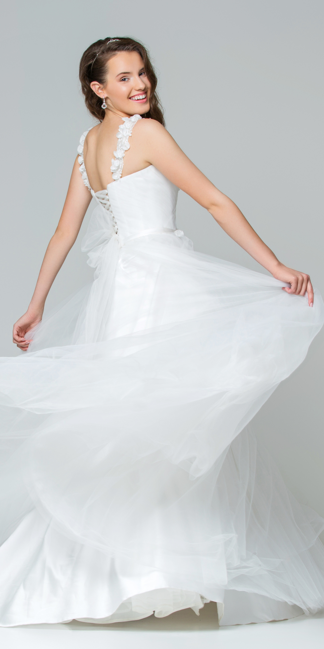 Handy-Wallpaper Lächeln, Brünette, Braut, Modell, Frauen, Hochzeitskleid, Weißes Kleid kostenlos herunterladen.