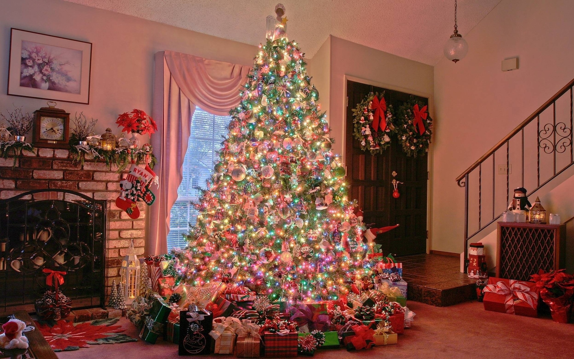 1465531 скачать обои подарок, рождественские украшения, камин, рождество, рождественская елка, праздничные, рождественские огни - заставки и картинки бесплатно