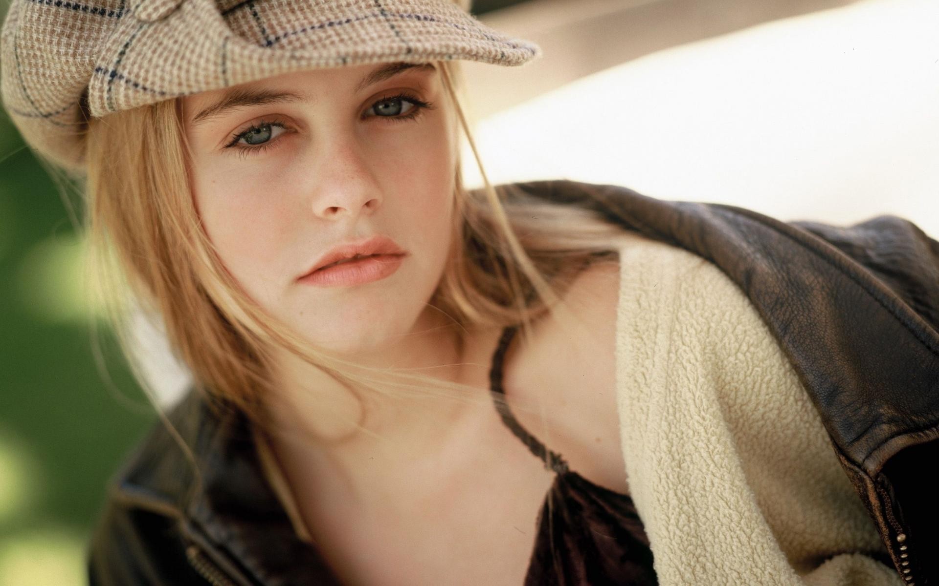 Free download wallpaper Blonde, Hat, Celebrity, Actress, Alicia Silverstone on your PC desktop