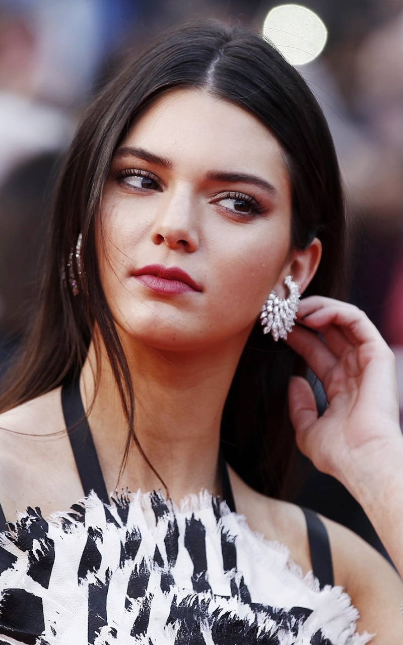 Download mobile wallpaper Brunette, Model, Earrings, American, Celebrity, Brown Eyes, Lipstick, Kendall Jenner for free.