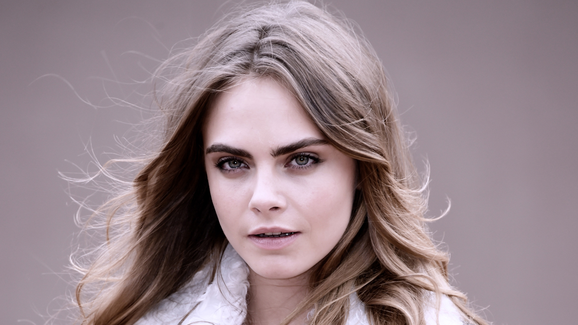 Descarga gratuita de fondo de pantalla para móvil de Celebridades, Cara Delevigne.