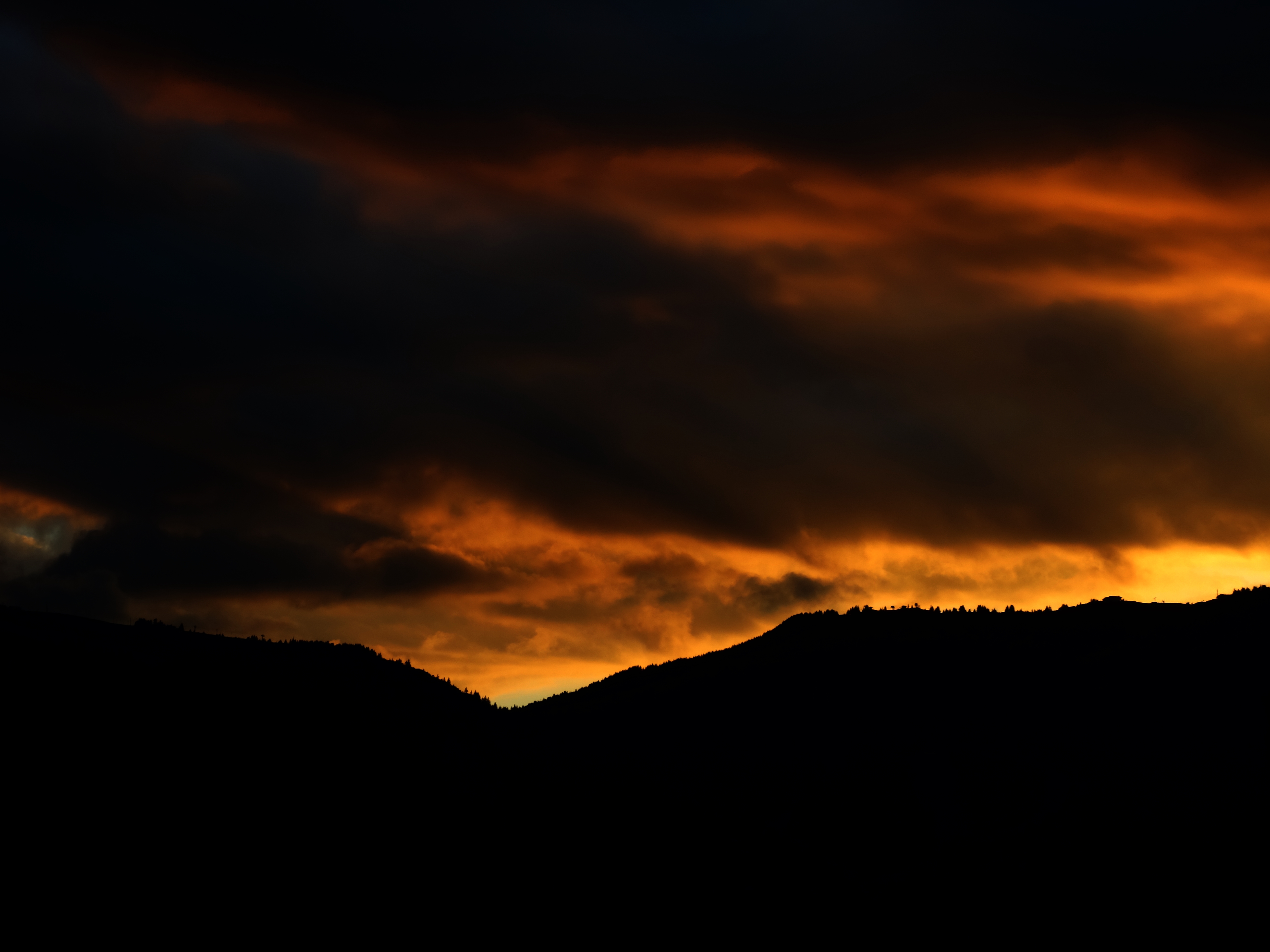 132998 Hintergrundbild herunterladen sunset, mountains, clouds, dunkel, bewölkt - Bildschirmschoner und Bilder kostenlos