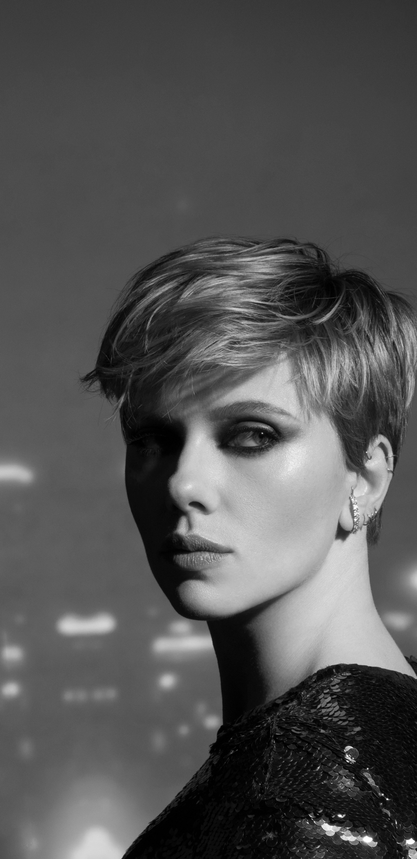 Handy-Wallpaper Scarlett Johansson, Schwarz Weiß, Amerikanisch, Schwarz Weiss, Berühmtheiten, Kurzes Haar, Darstellerin kostenlos herunterladen.