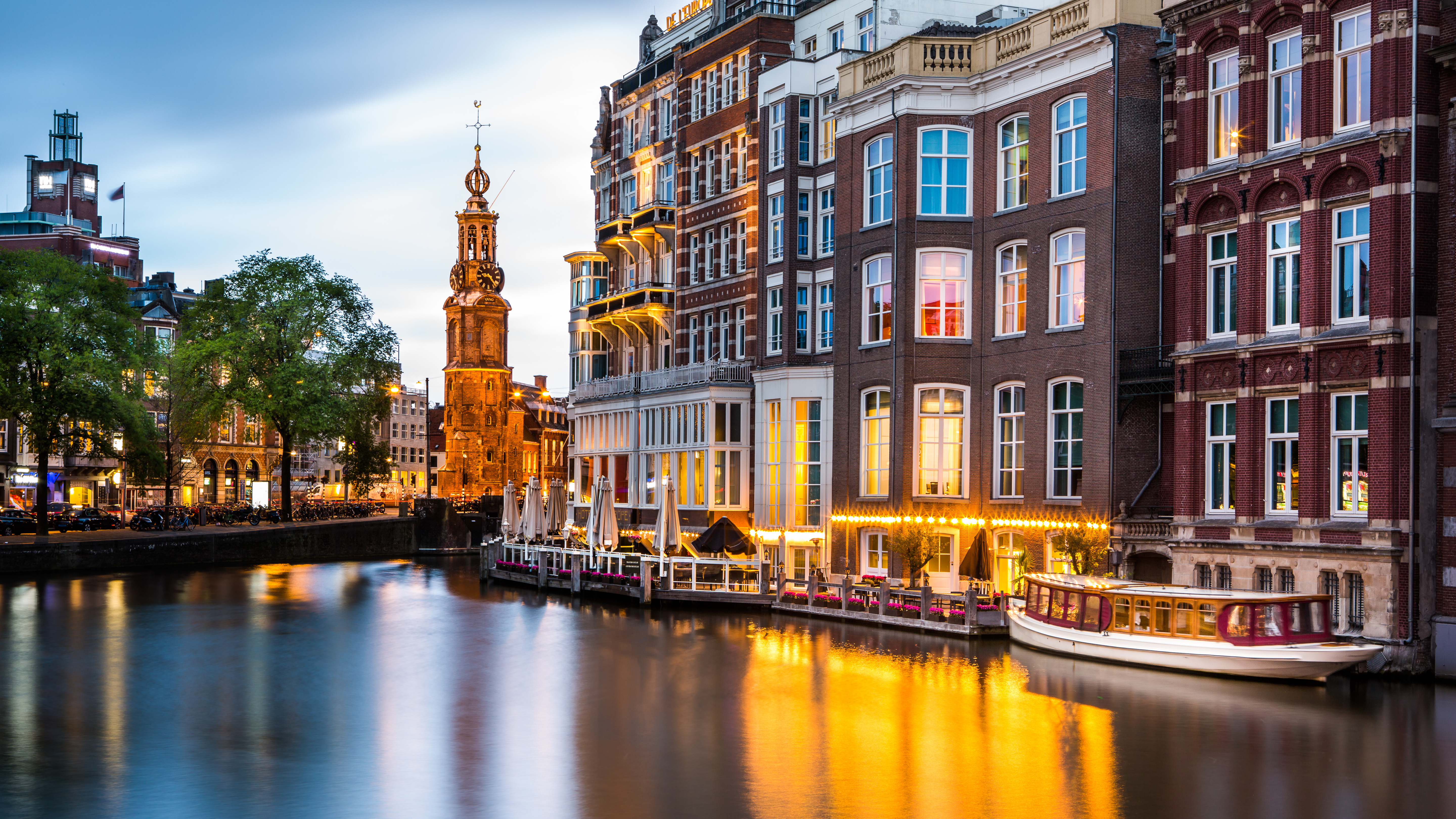 375323画像をダウンロード都市, マンメイド, アムステルダム, ボート, 運河, 街, 光, オランダ, 反射-壁紙とスクリーンセーバーを無料で