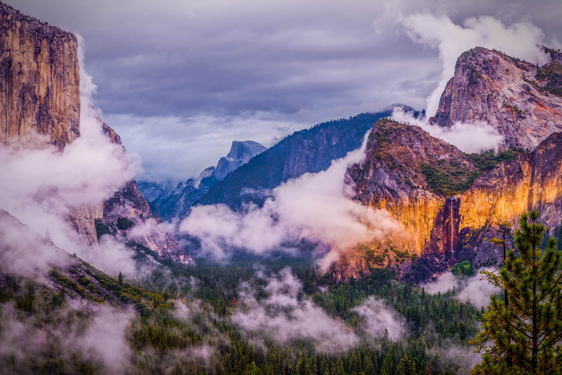 Скачать картинку Природа, Облака, Гора, Лес, Сша, Национальный Парк, Калифорния, Йосемитский Национальный Парк, Земля/природа, Утёс в телефон бесплатно.