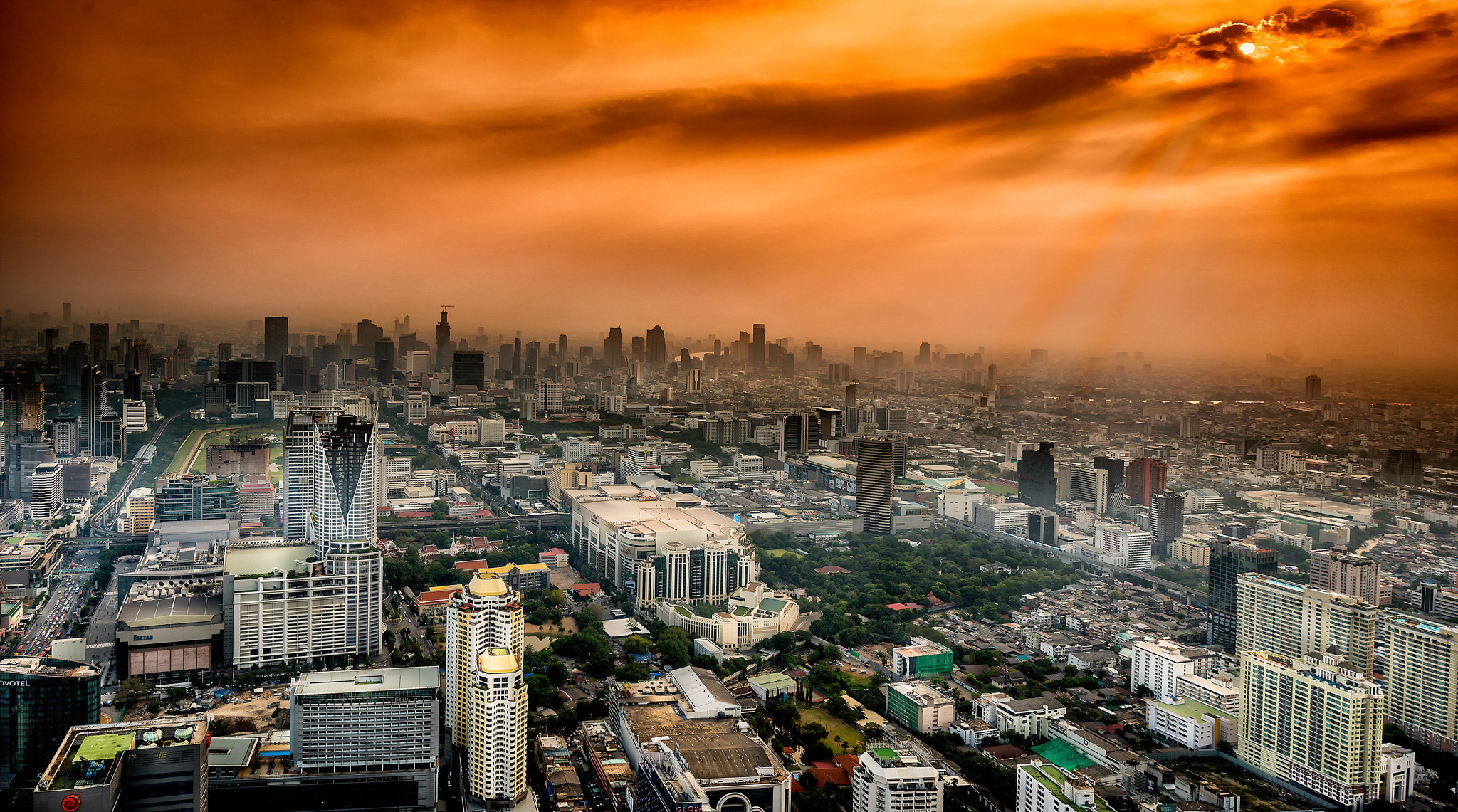 Laden Sie das Städte, Gebäude, Horizont, Stadtbild, Thailand, Bangkok, Sonnenstrahl, Menschengemacht, Großstadt, Luftbildfotografie-Bild kostenlos auf Ihren PC-Desktop herunter