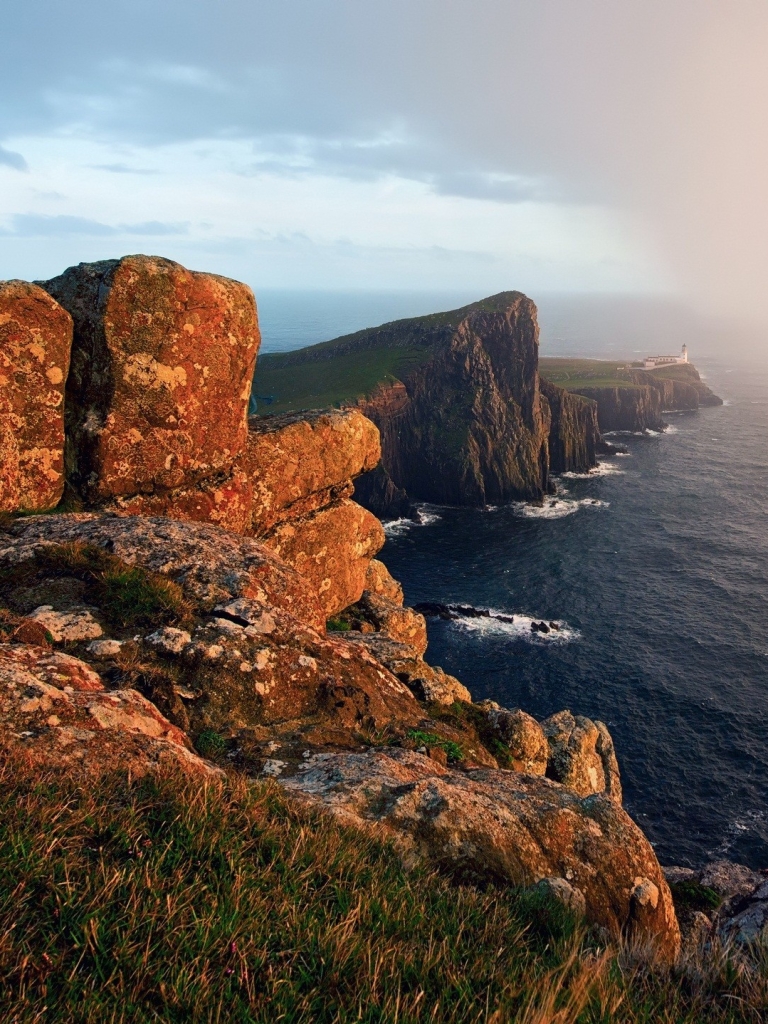 Handy-Wallpaper Nebel, Schottland, Leuchtturm, Kap, Meer, Erde/natur, Die Hebriden kostenlos herunterladen.