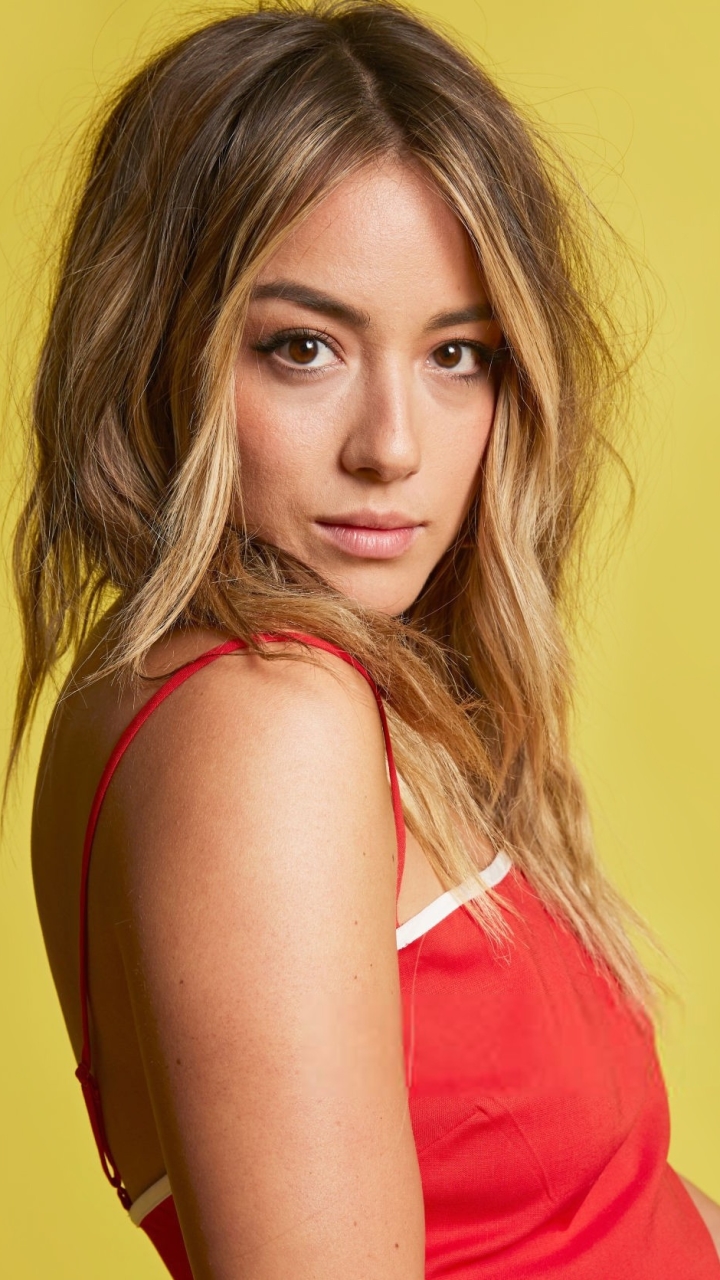 Download mobile wallpaper Brunette, American, Celebrity, Brown Eyes, Actress, Chloe Bennet for free.