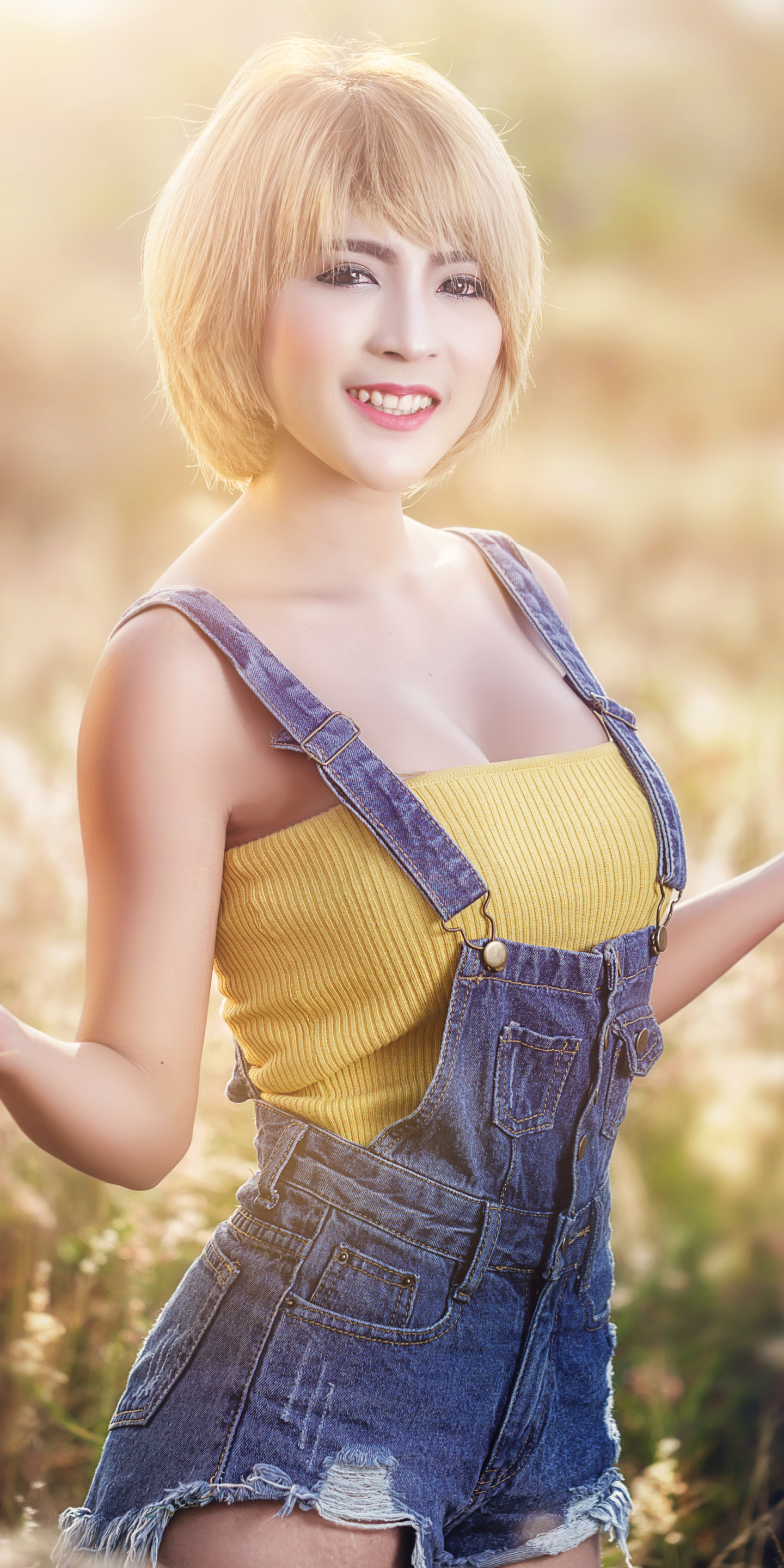 Handy-Wallpaper Sommer, Lächeln, Blond, Modell, Frauen, Blondinen, Braune Augen, Kurzes Haar, Asiatinnen kostenlos herunterladen.