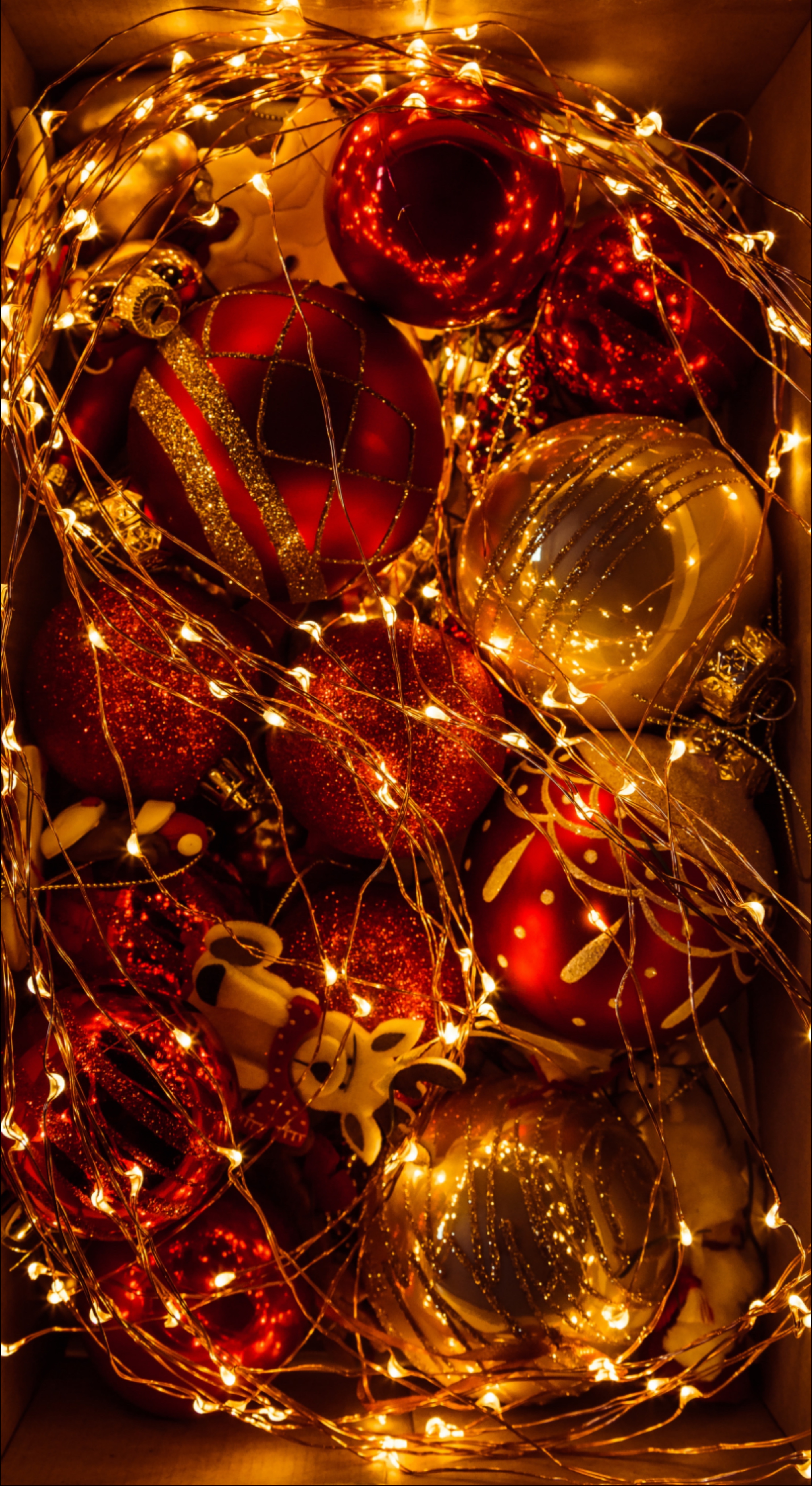 125759 descargar fondo de pantalla dorado, vacaciones, año nuevo, navidad, brillar, brillo, decoración, decoraciones de navidad, juguetes de árbol de navidad, guirnalda: protectores de pantalla e imágenes gratis