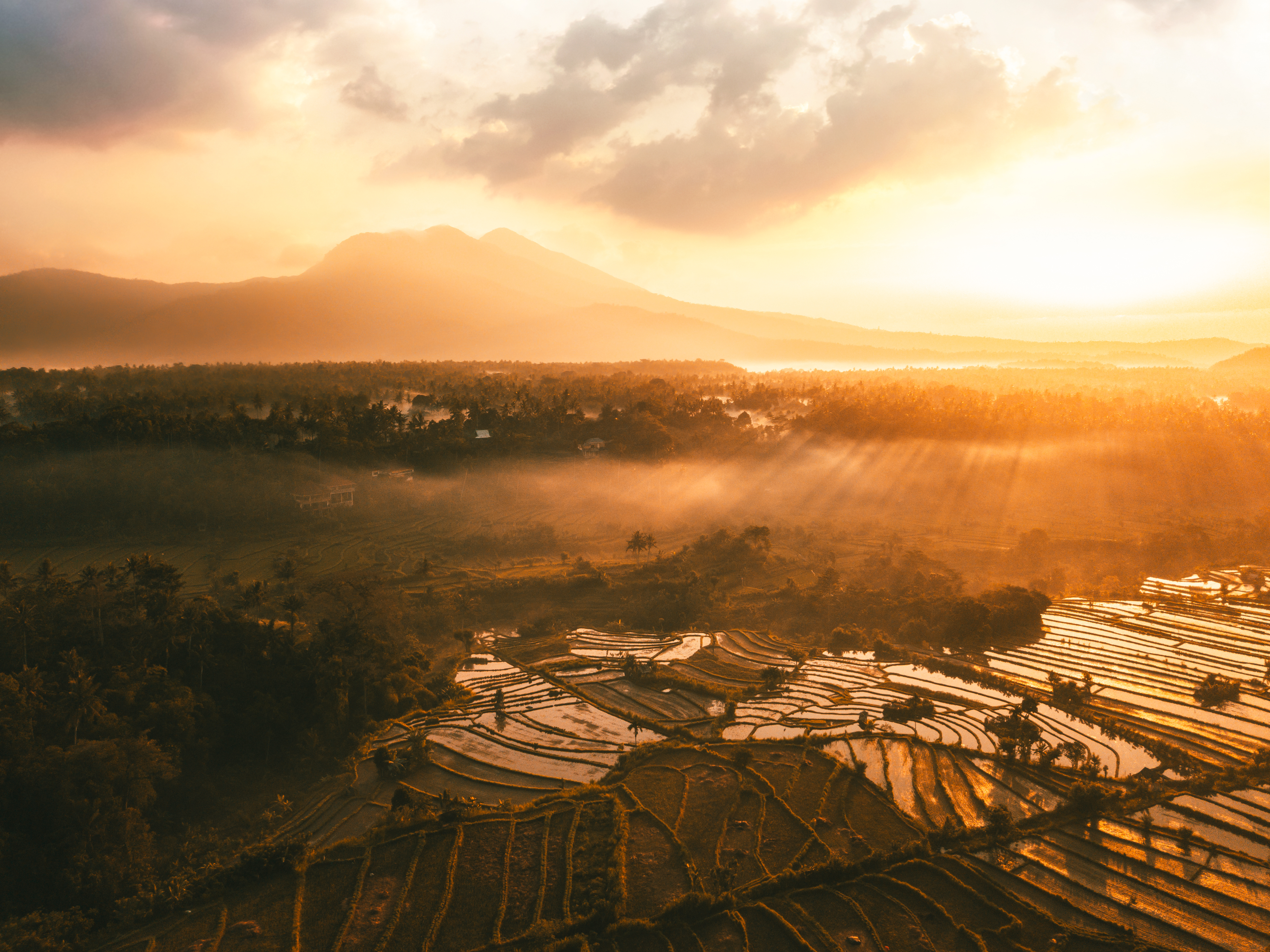Скачать обои бесплатно Пейзаж, Закат, Туман, Индонезия, Фотографии, Антенна, Солнечный Луч картинка на рабочий стол ПК