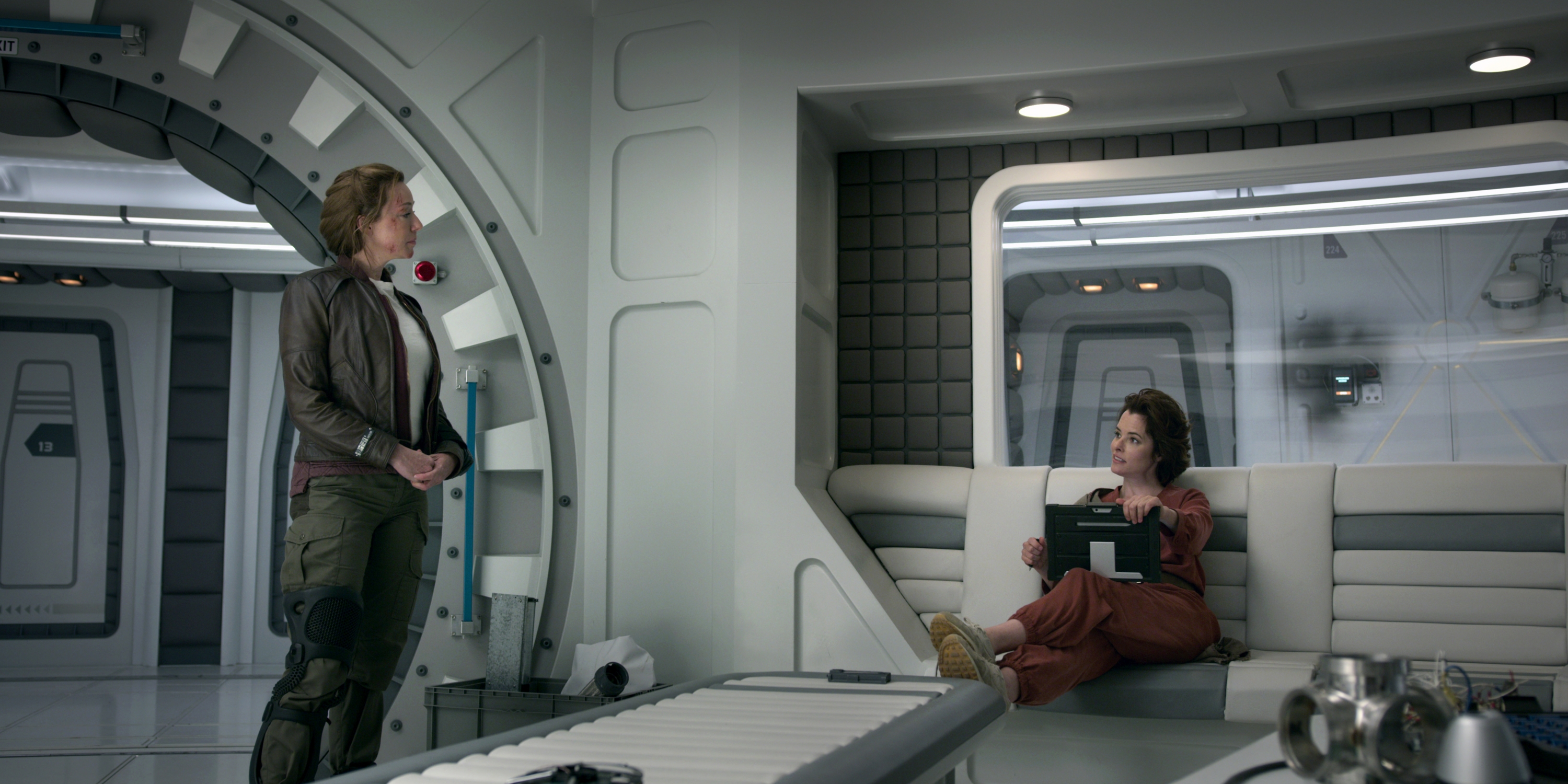 tv show, lost in space, dr zachary smith, maureen robinson, molly parker, parker posey