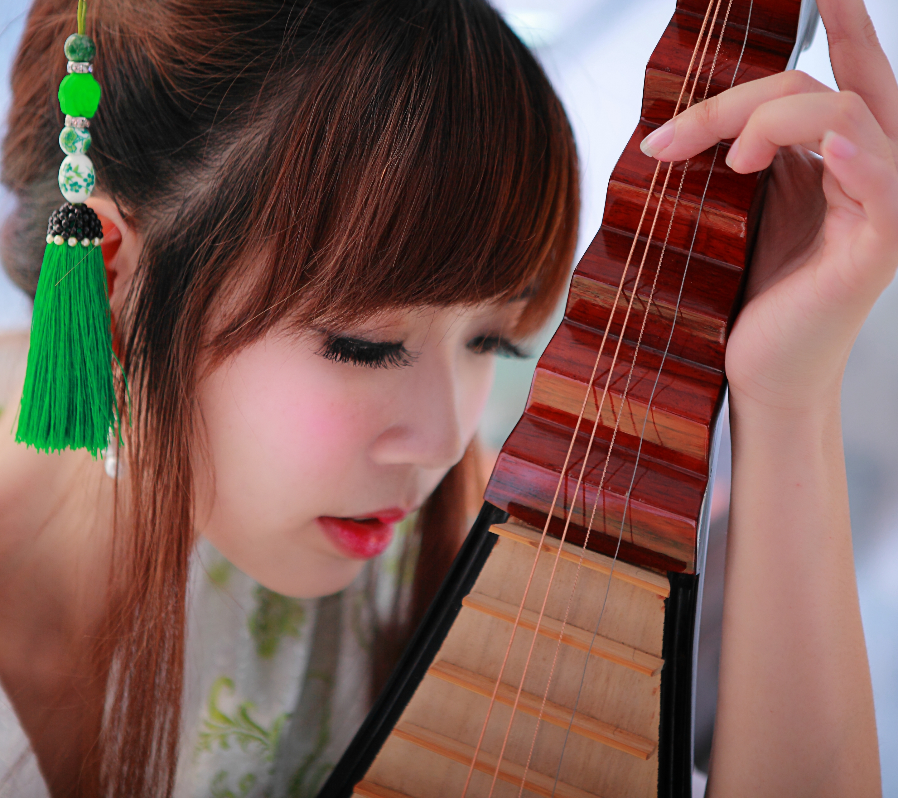 Handy-Wallpaper Musiker, Gesicht, Frauen, Asiatisch, Asiatinnen, Instrument, Taiwanese, Nationaltracht, Sà Lin kostenlos herunterladen.
