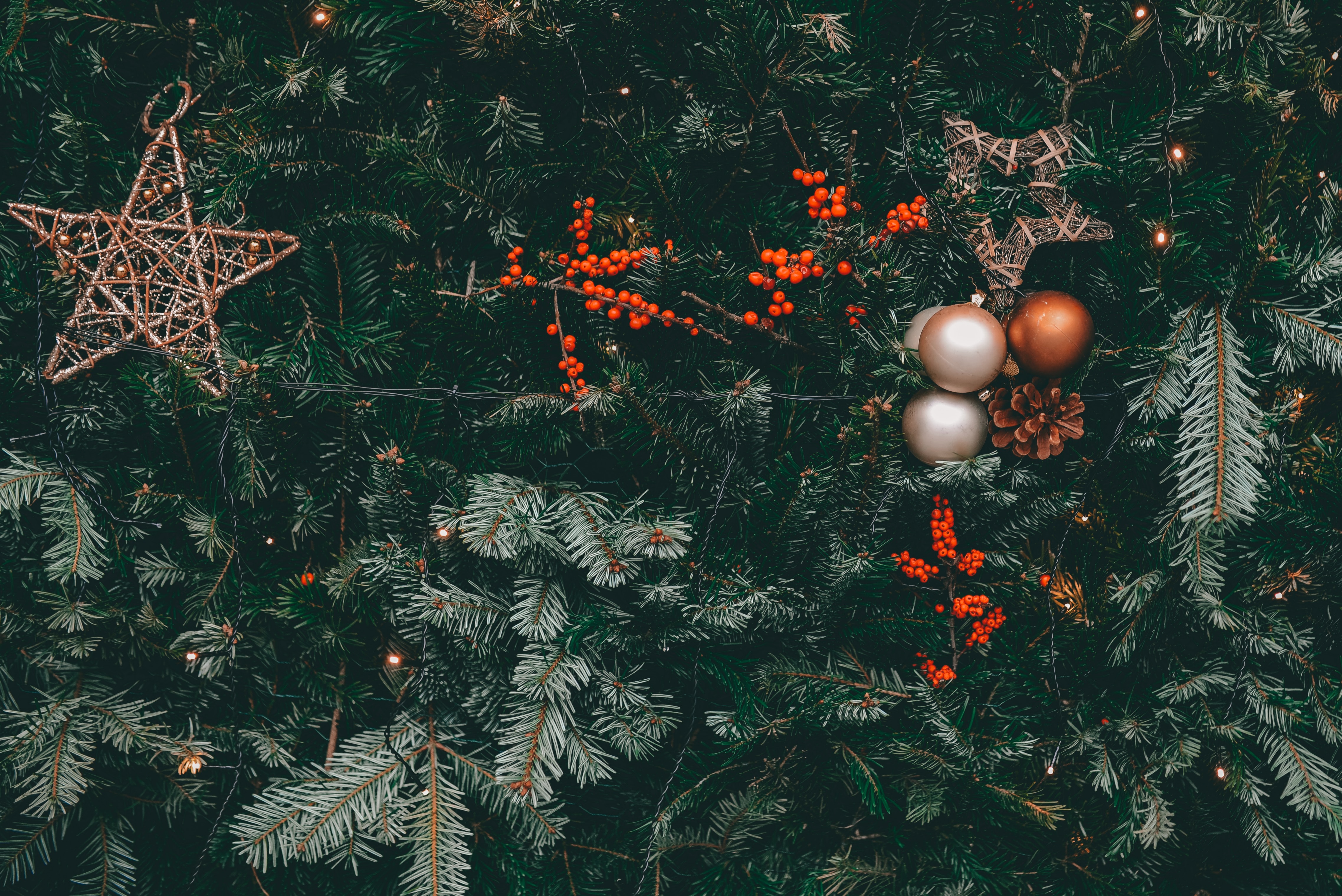 117971 Hintergrundbild herunterladen weihnachtsbaum, feiertage, cones, dekoration, berries, garland, bälle, girlanden - Bildschirmschoner und Bilder kostenlos