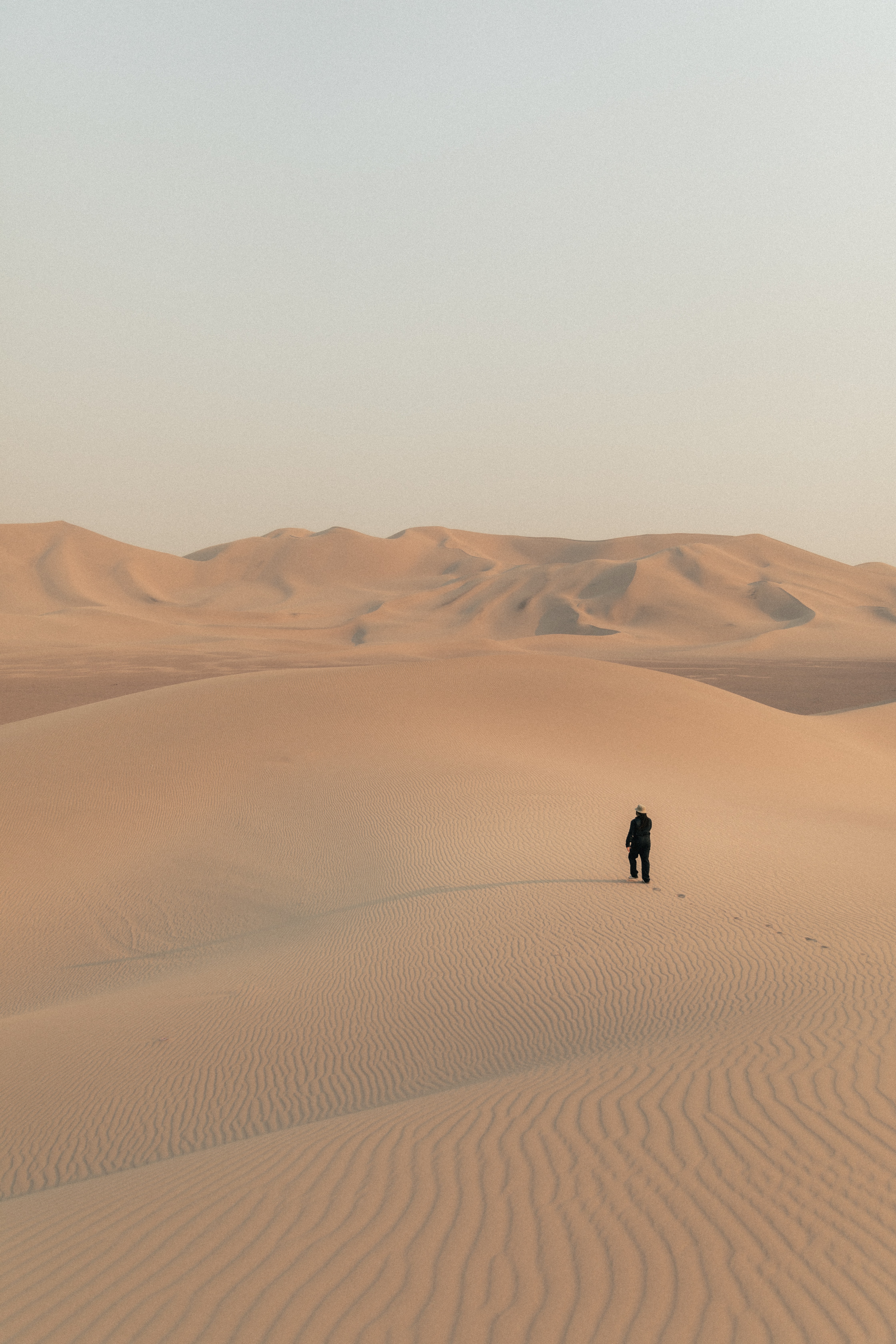 Скачать картинку Пустыня, Барханы, Разное, Человек, Одинокий, Одиночество в телефон бесплатно.