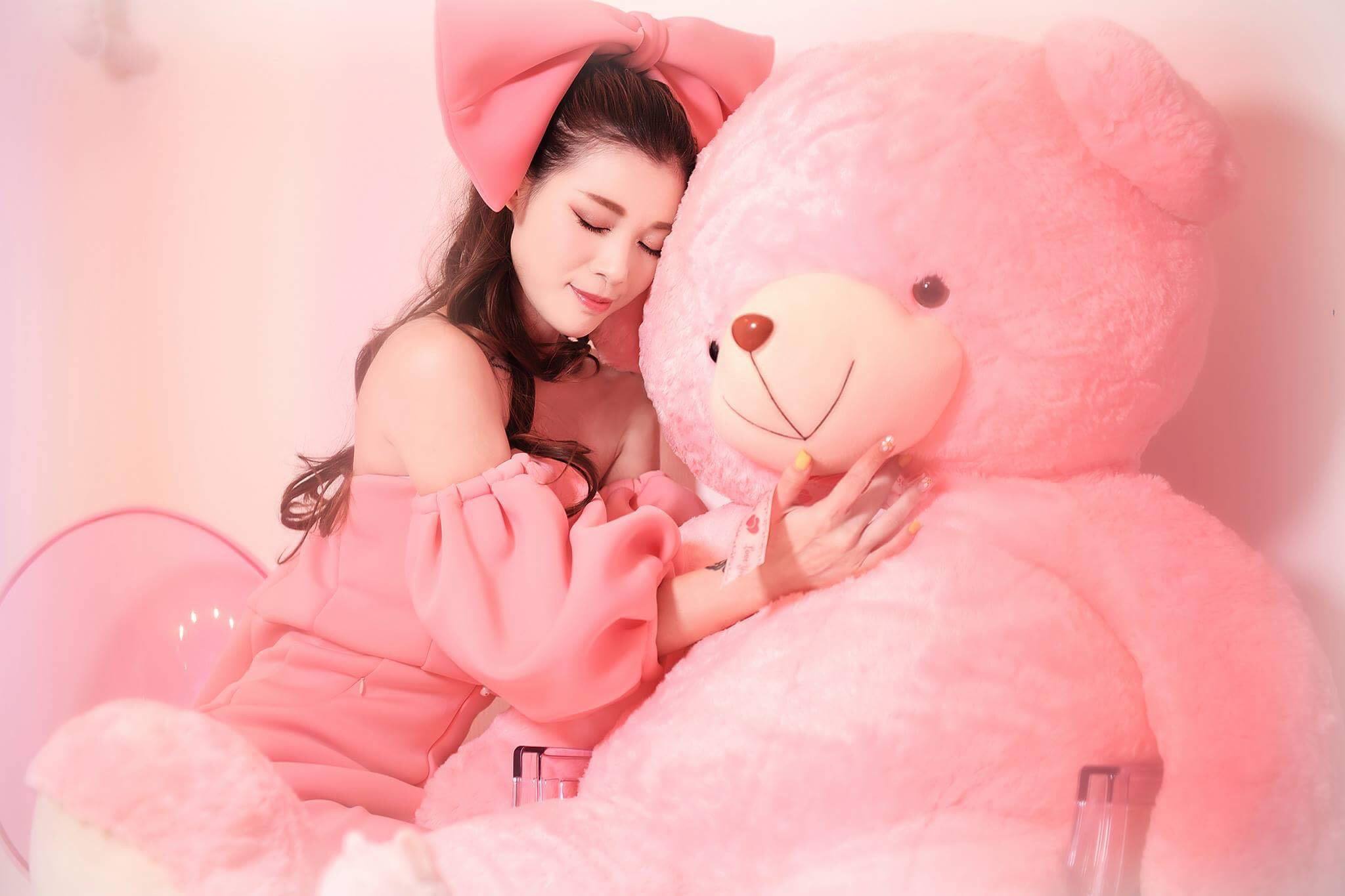 Free download wallpaper Pink, Teddy Bear, Brunette, Model, Women, Asian, Stuffed Animal, Bow (Clothing) on your PC desktop