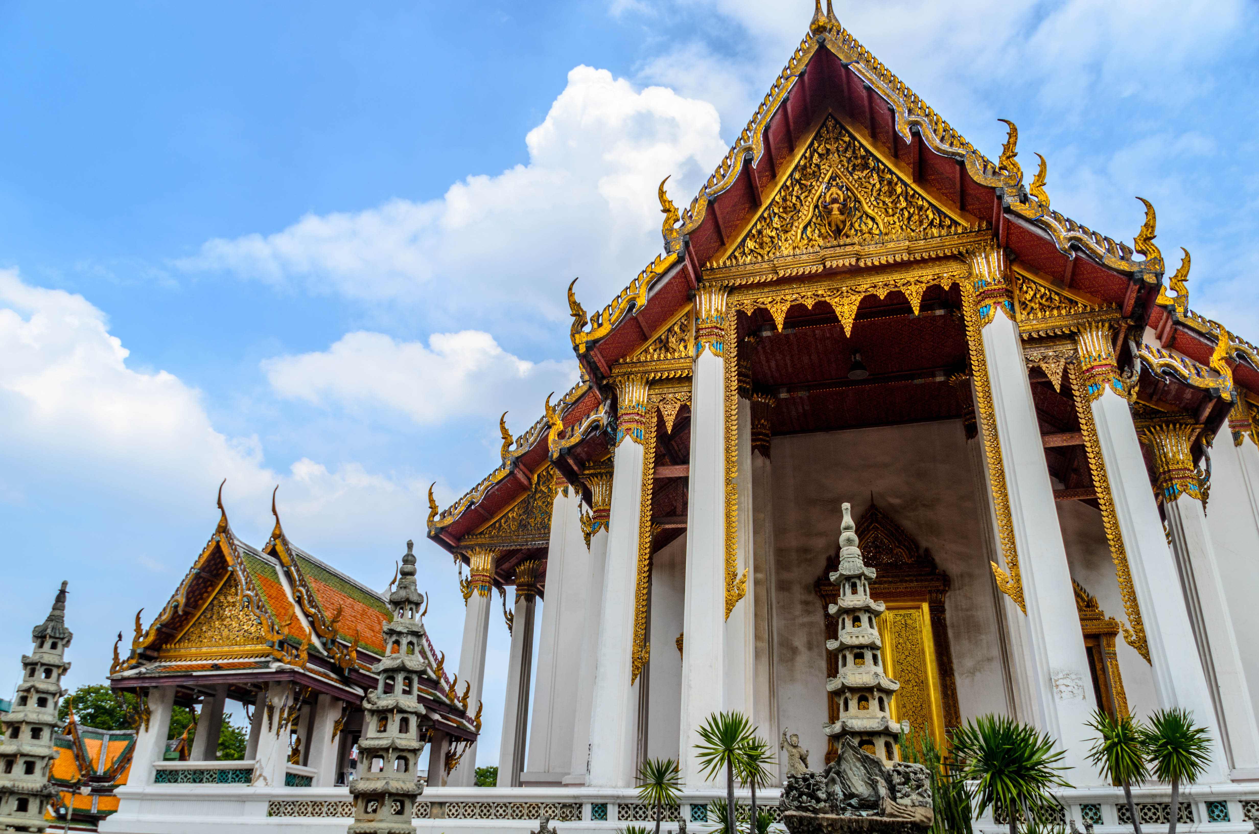 Скачать картинку Ват Сутхат, Бангкок, Таиланд, Храмы, Религиозные, Архитектура в телефон бесплатно.