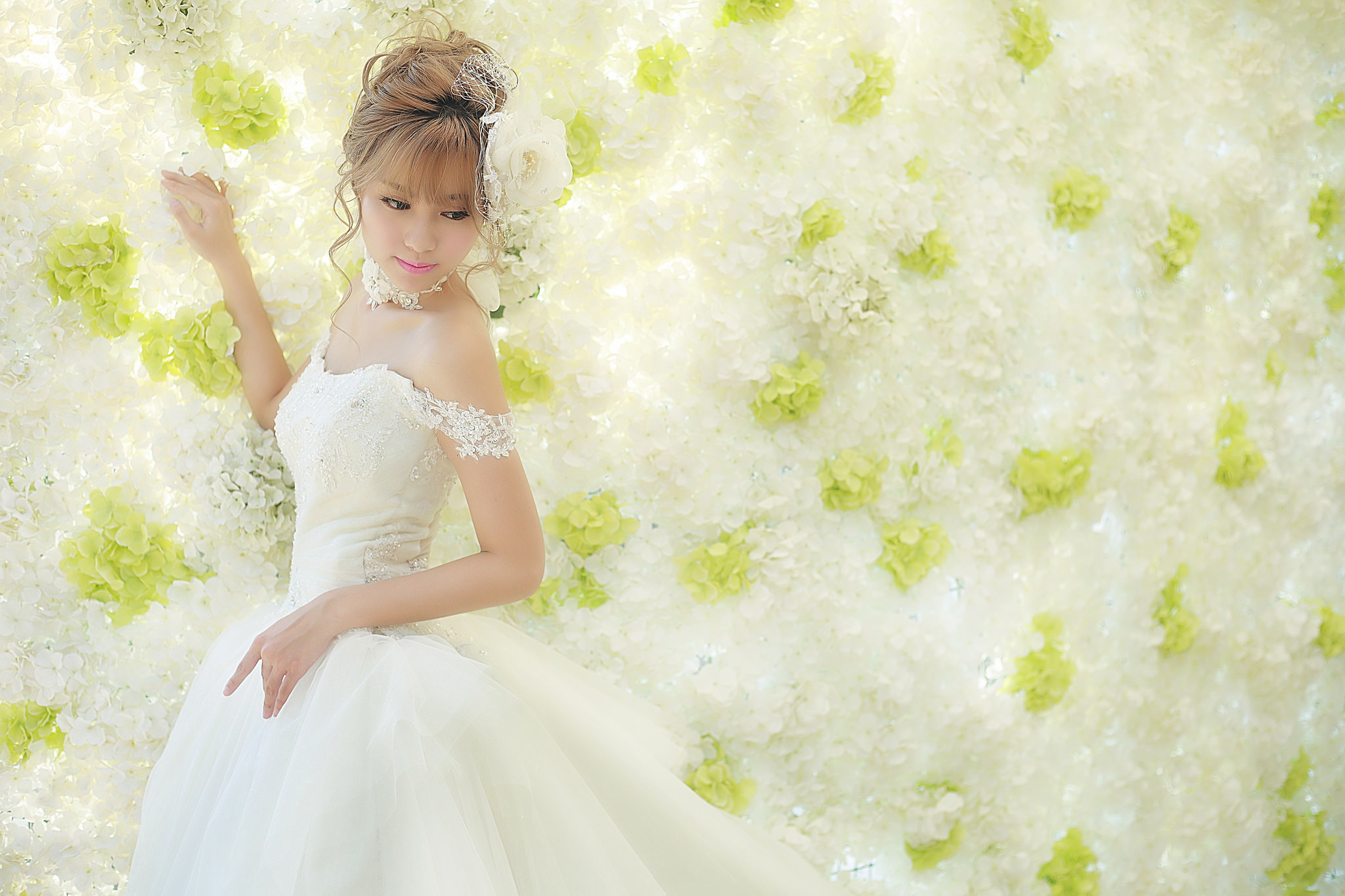 Handy-Wallpaper Blume, Braut, Modell, Frauen, Weiße Blume, Hochzeitskleid, Weißes Kleid kostenlos herunterladen.