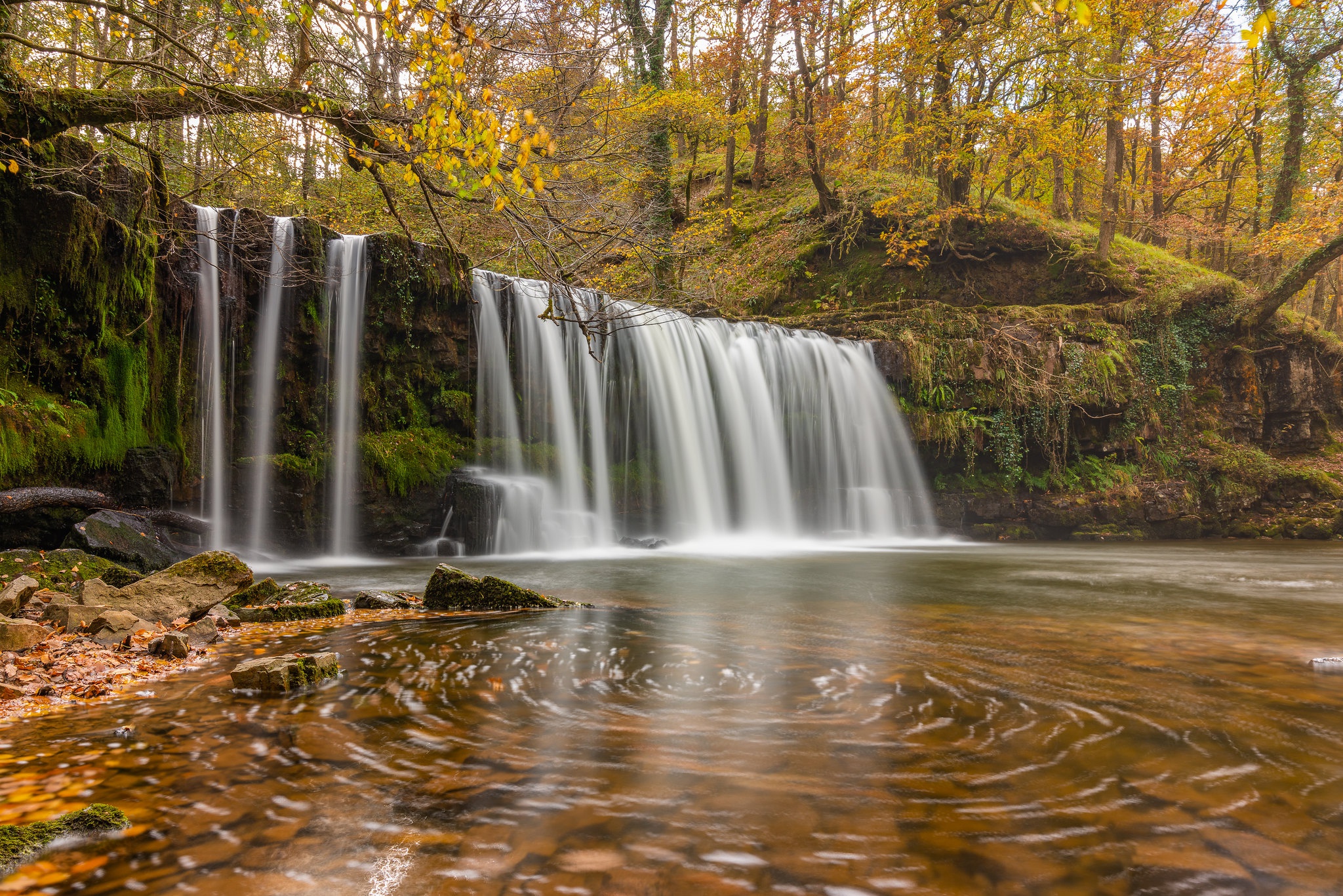 Handy-Wallpaper Natur, Herbst, Wasserfälle, Wasserfall, England, Erde/natur kostenlos herunterladen.