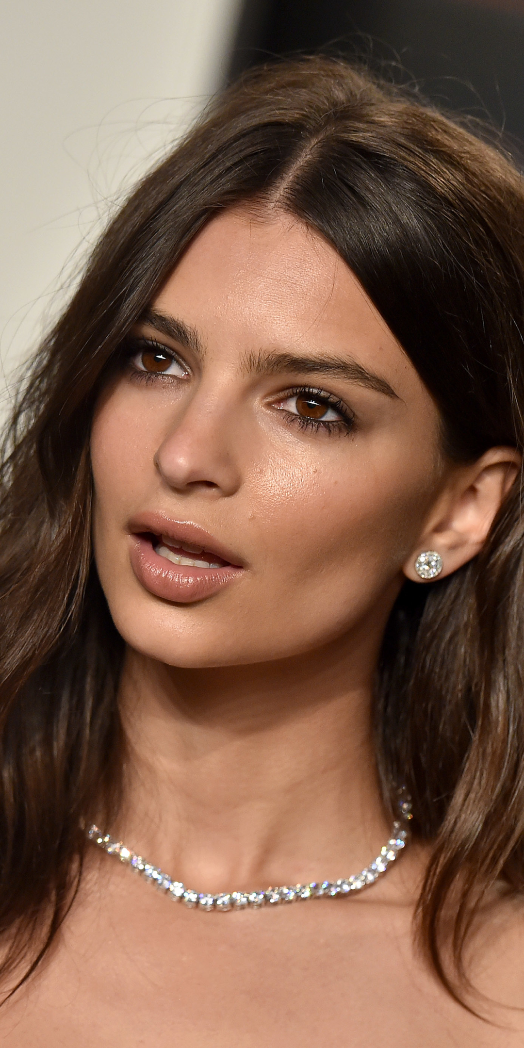 Téléchargez des papiers peints mobile Modèle, Visage, Collier, Américain, Yeux Marrons, Célébrités, Top Model, Actrice, Emily Ratajkowski gratuitement.