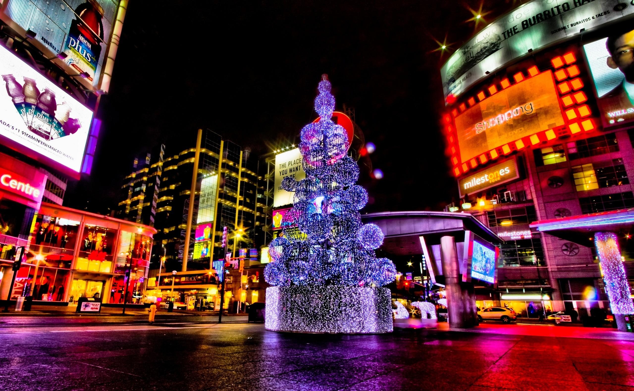 104240 descargar imagen árbol de navidad, vacaciones, noche, navidad, día festivo, cuadrado, calle, área: fondos de pantalla y protectores de pantalla gratis