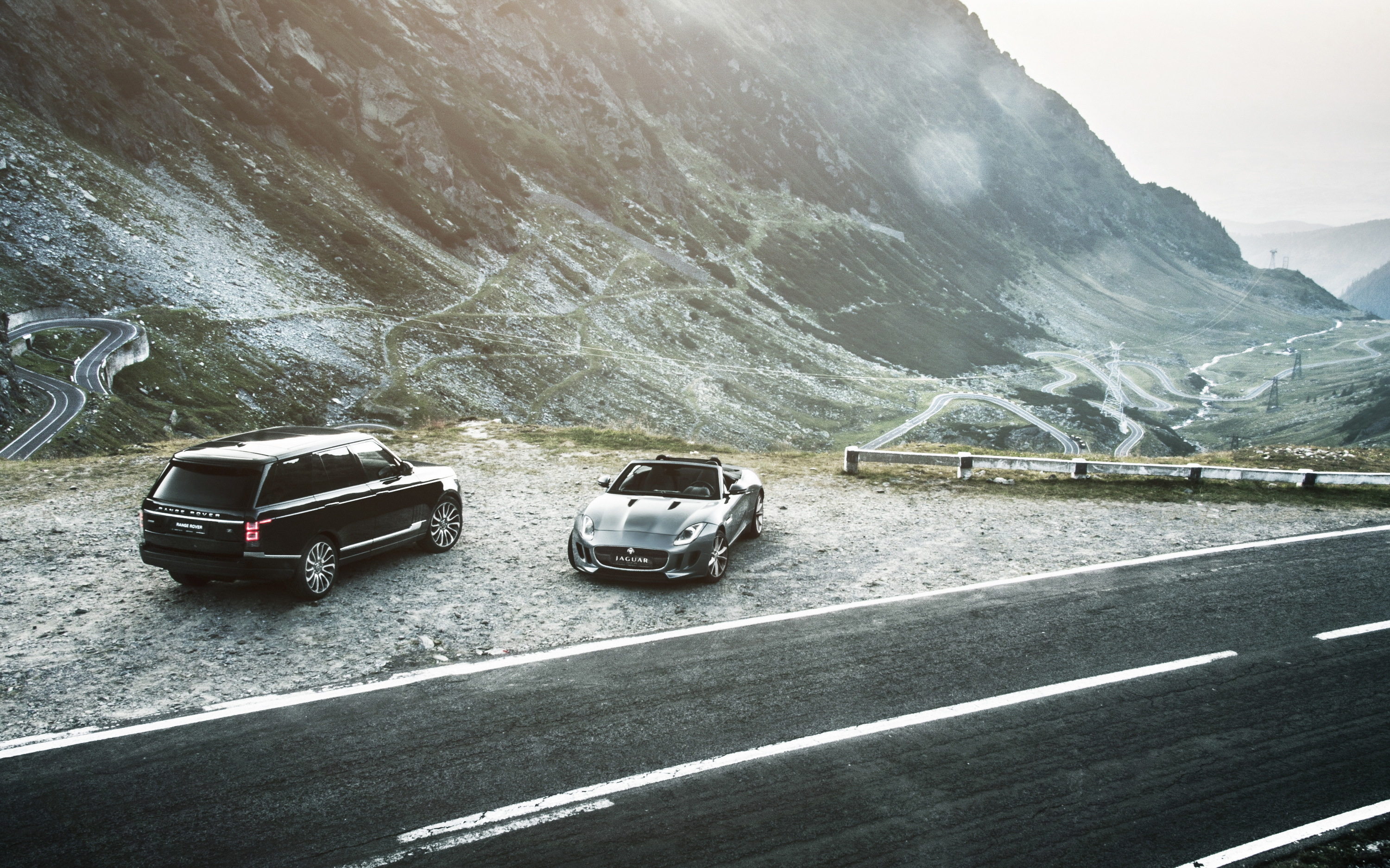 53506 скачать обои jaguar f type, рендж ровер (range rover), горы, тачки (cars), дорога - заставки и картинки бесплатно