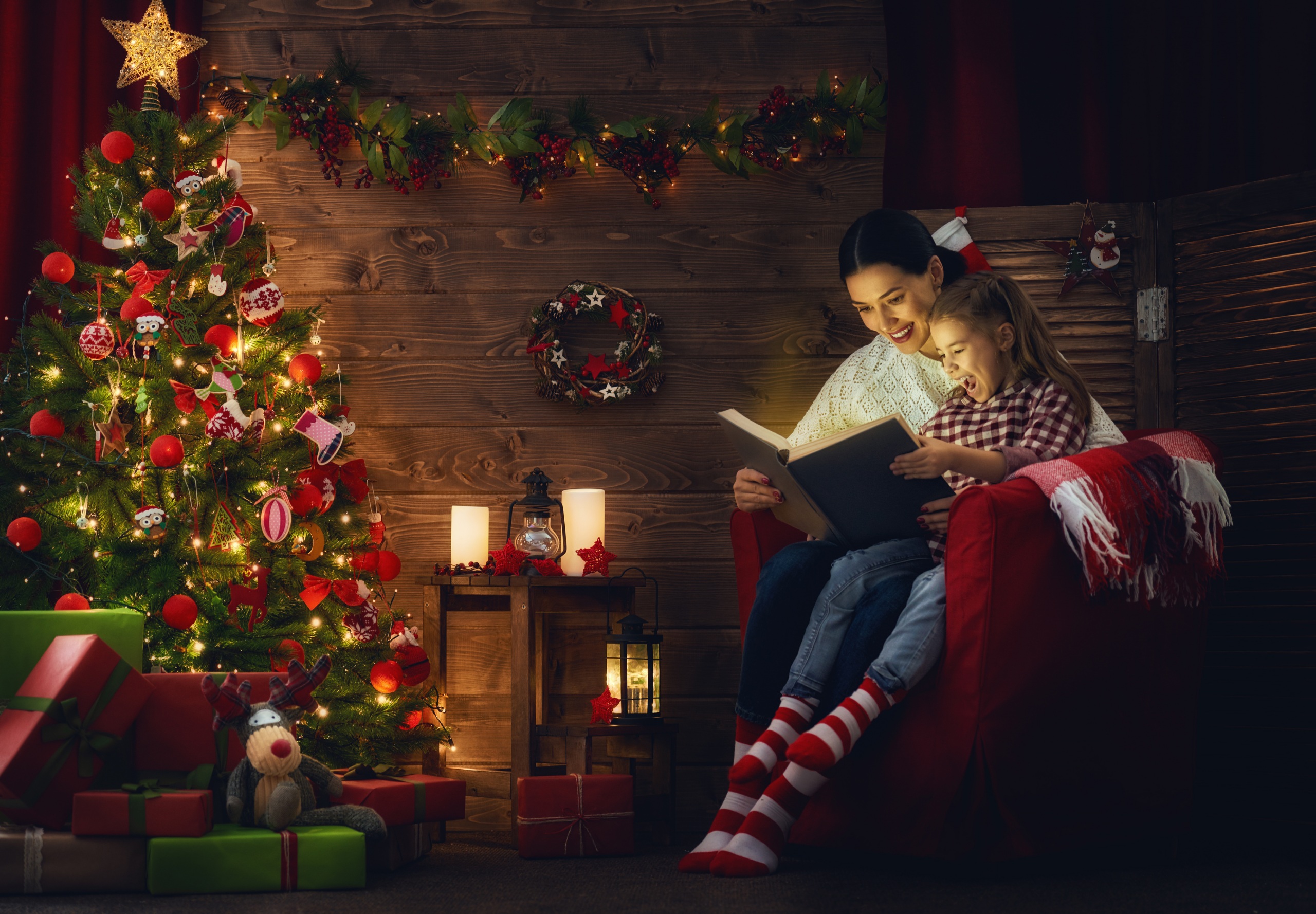 Handy-Wallpaper Feiertage, Weihnachten, Weihnachtsbaum, Buch, Weihnachtsbeleuchtung, Kleines Mädchen kostenlos herunterladen.