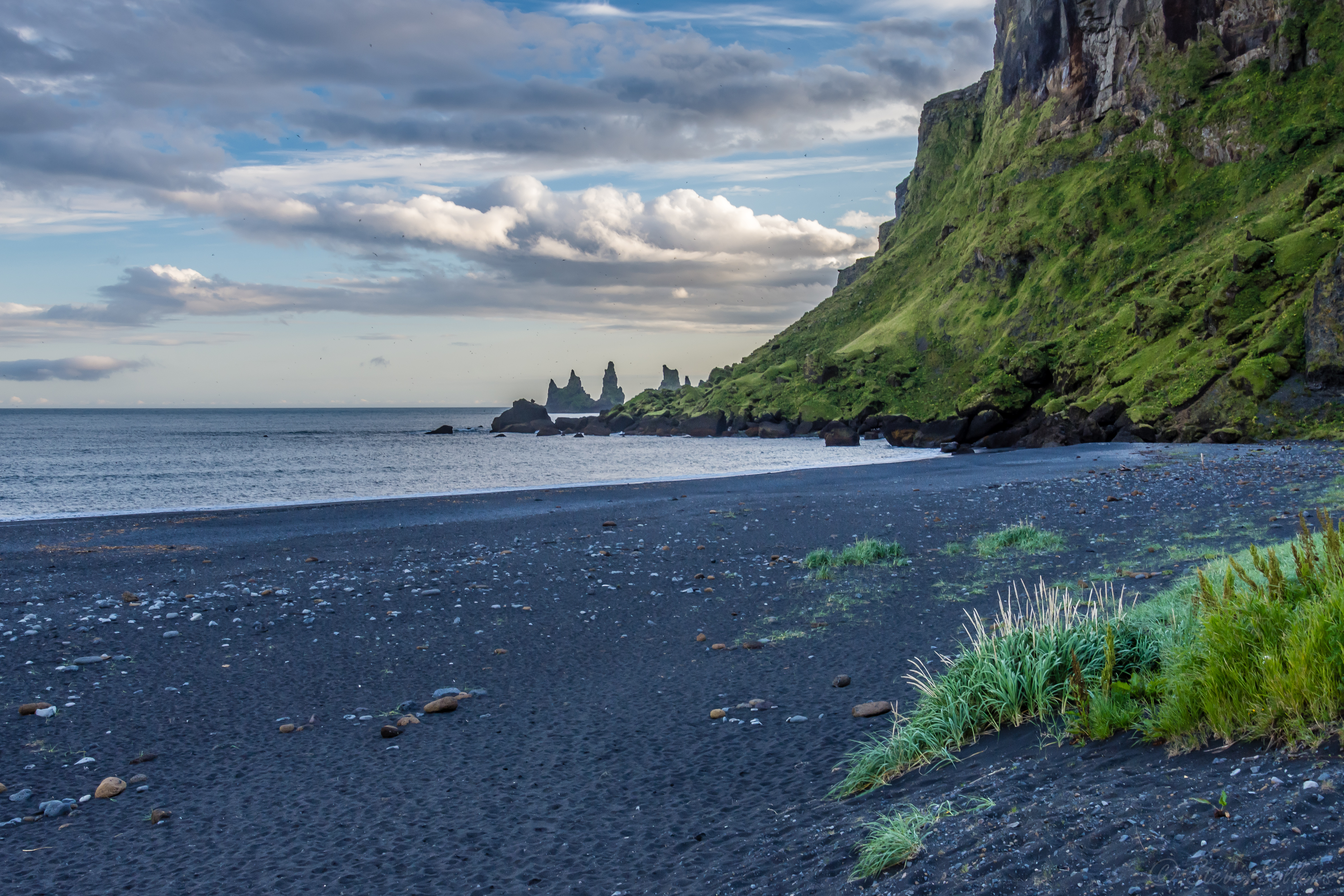Скачать картинку Скалы, Природа, Пейзаж, Исландия, Пляж, Море в телефон бесплатно.