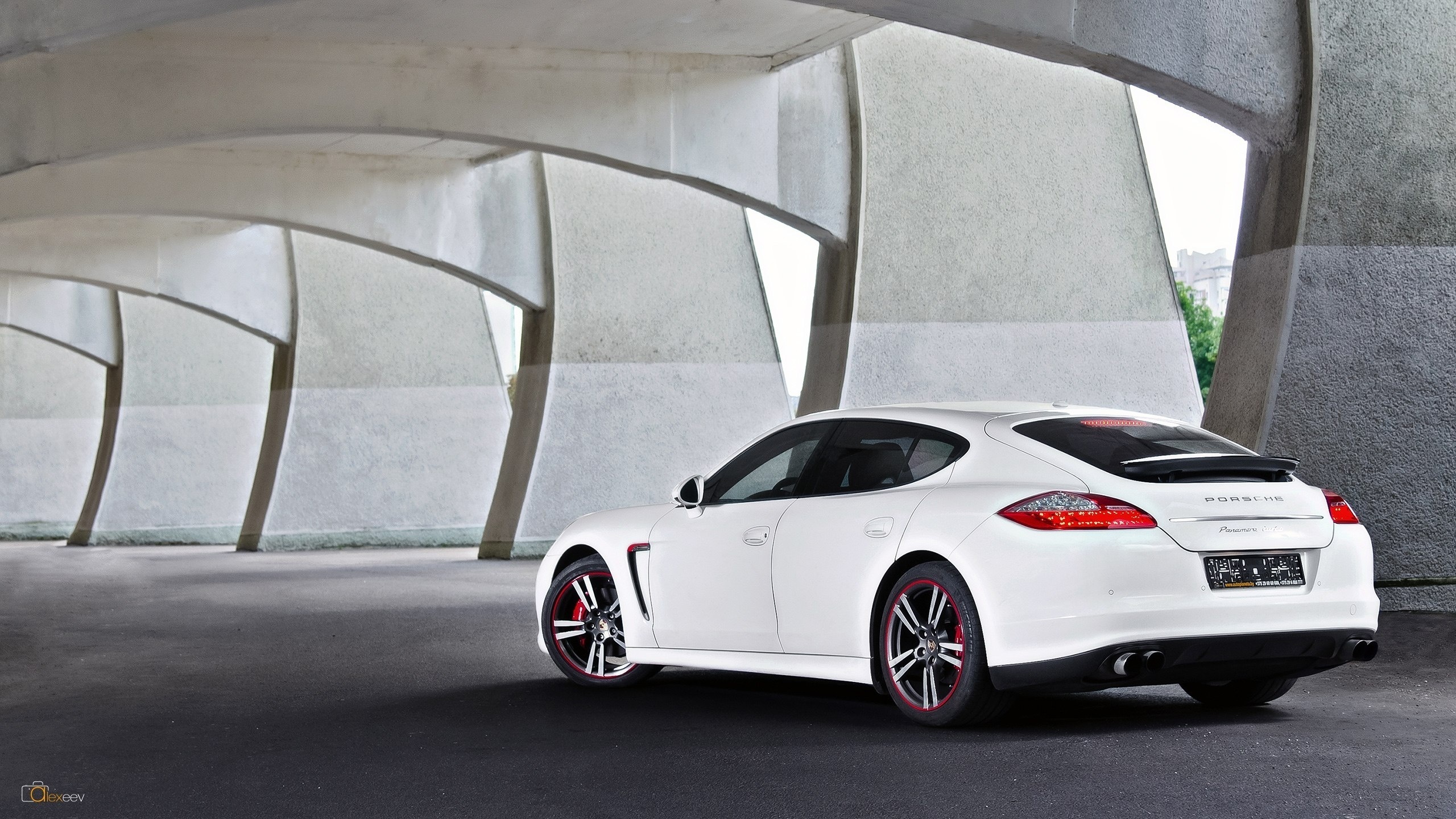 Завантажити шпалери Porsche Panamera Turbo на телефон безкоштовно