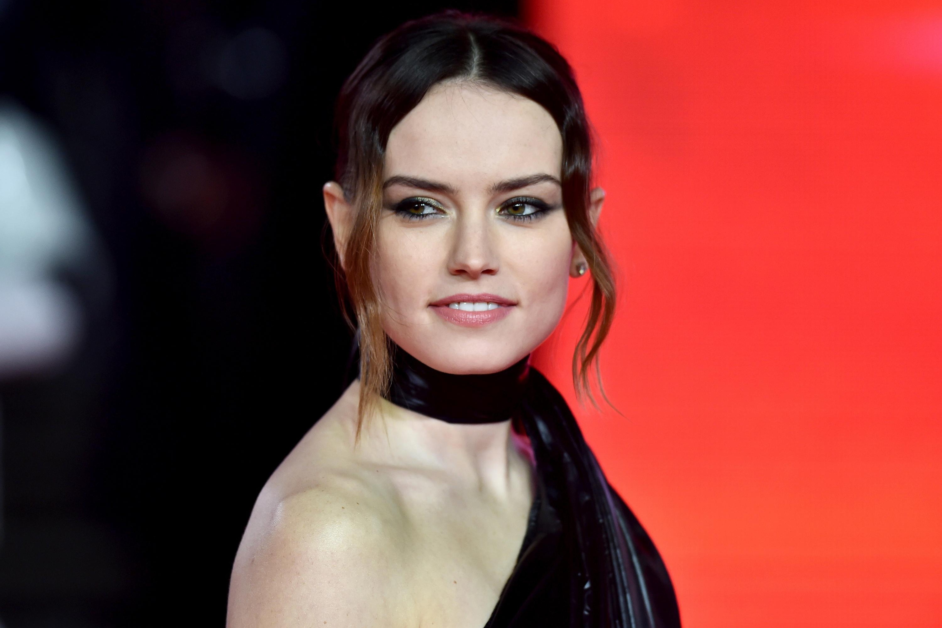 Download mobile wallpaper English, Face, Celebrity, Actress, Daisy Ridley for free.