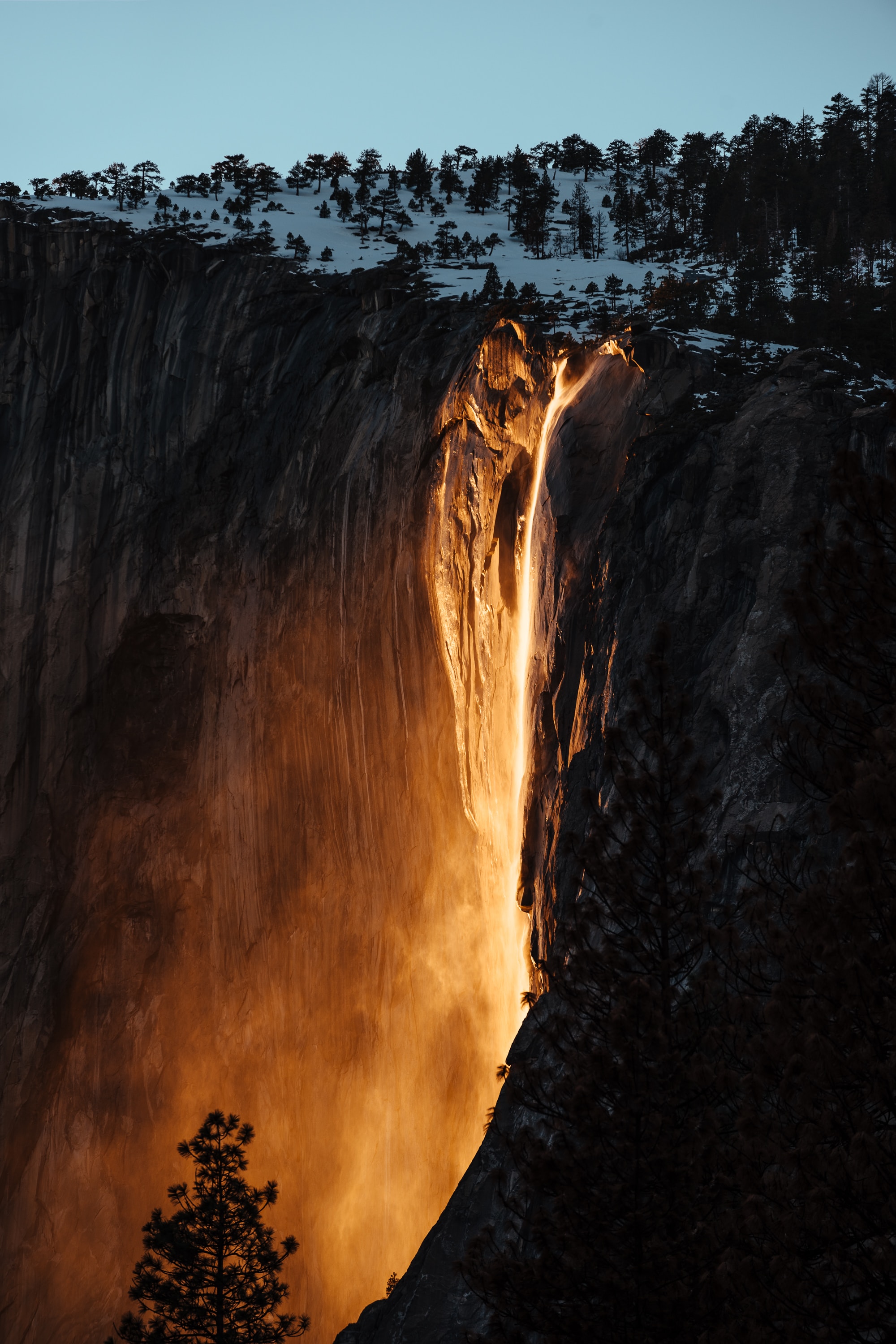 105556 descargar imagen paisaje, naturaleza, roca, acantilado, lava, erupción: fondos de pantalla y protectores de pantalla gratis