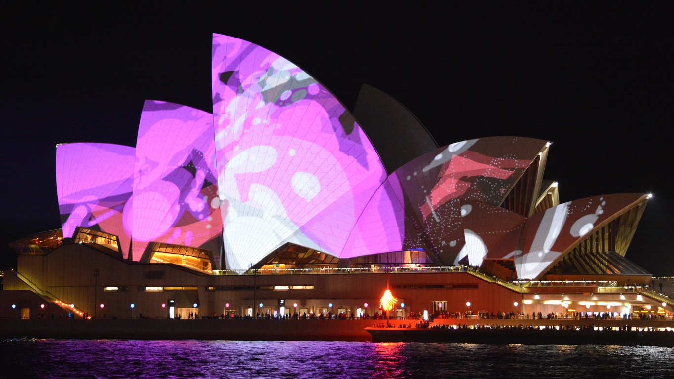 Скачать обои бесплатно Ночь, Архитектура, Свет, Красочный, Сидней, Австралия, Сиднейский Оперный Театр, Сделано Человеком картинка на рабочий стол ПК