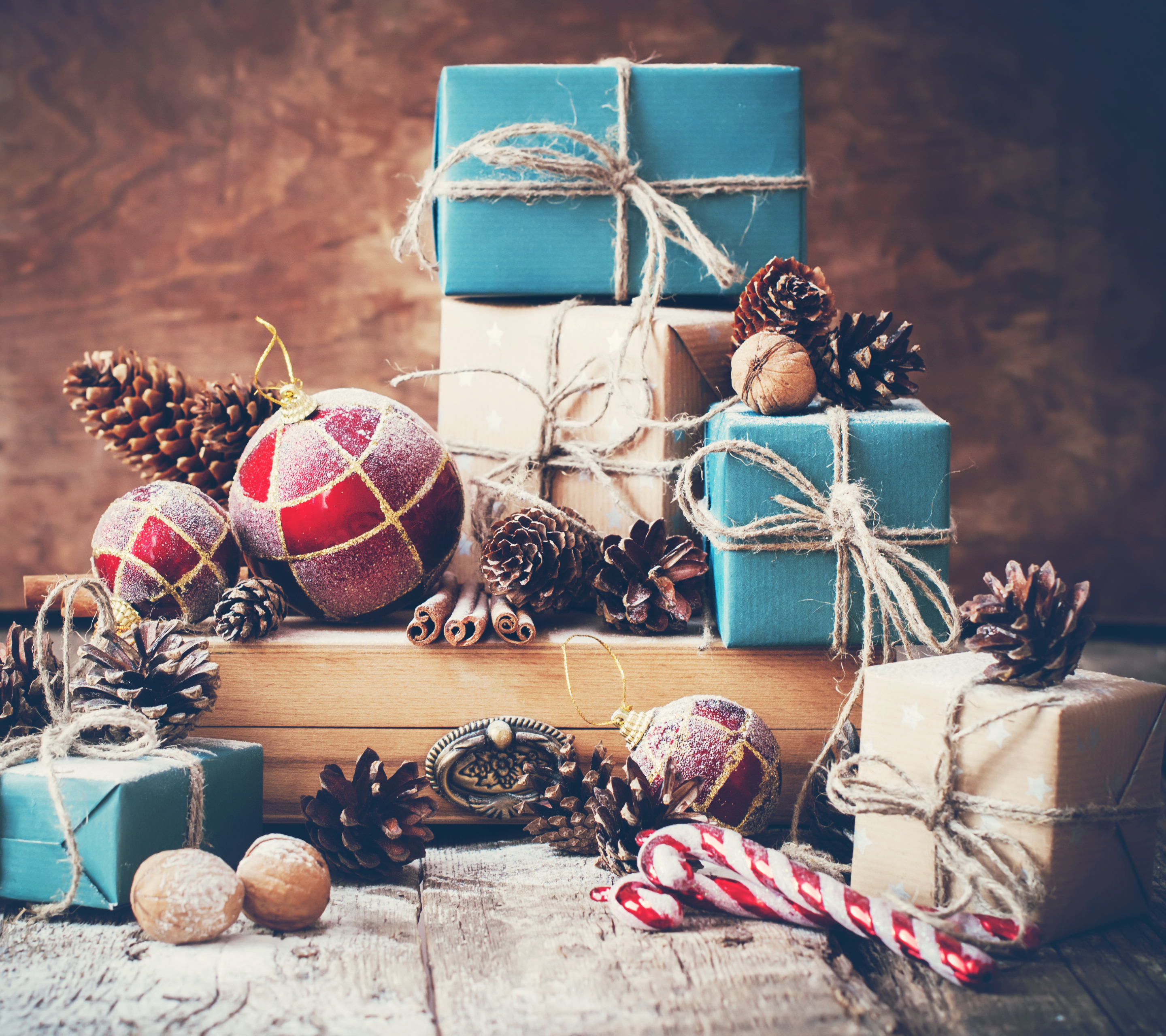 Handy-Wallpaper Feiertage, Weihnachten, Geschenk, Weihnachtsschmuck, Stillleben, Zuckerstange kostenlos herunterladen.