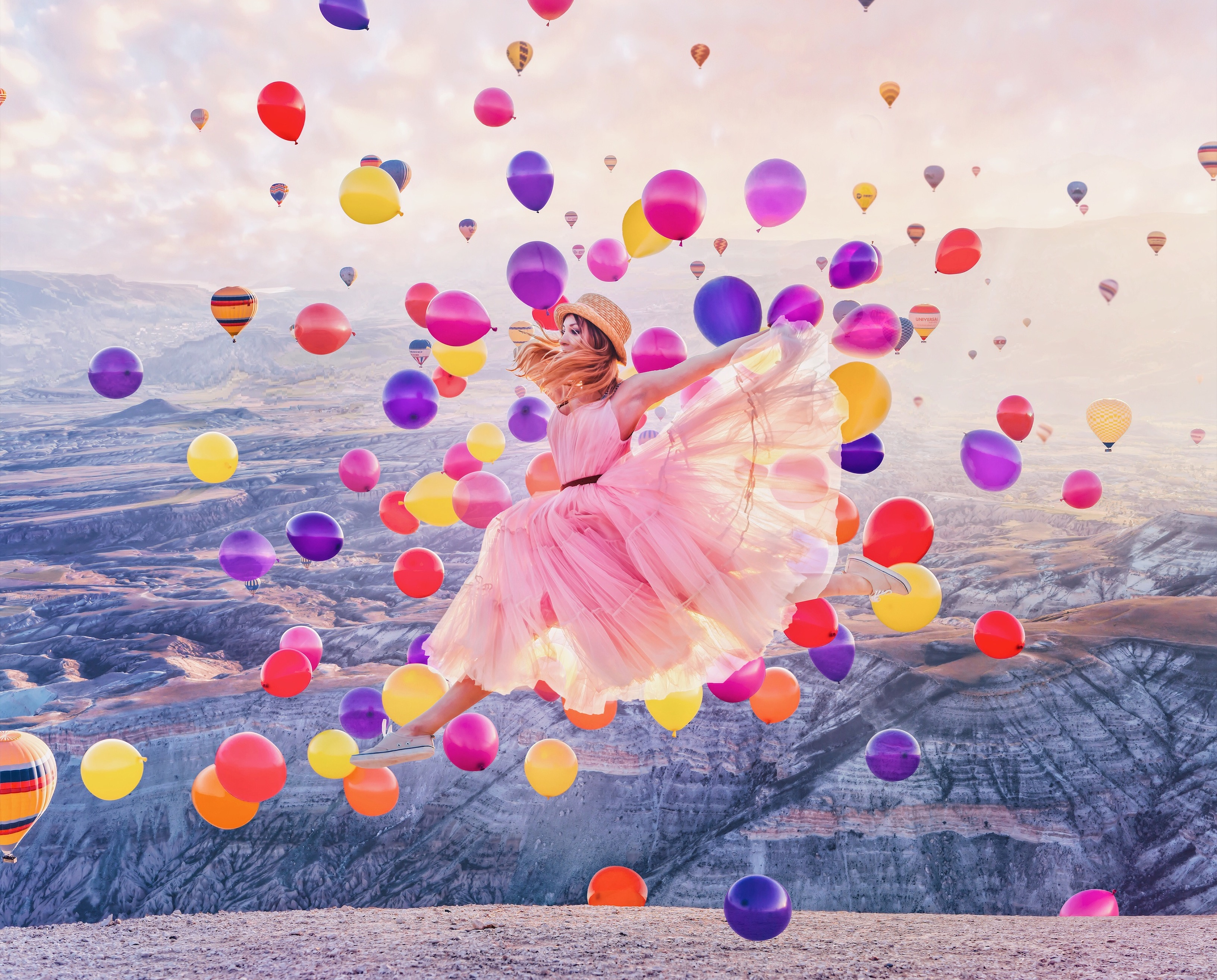 944499 скачать картинку женщины, модель, воздушный шар, платье, шляпа, прыжок, розовое платье, рыжая - обои и заставки бесплатно