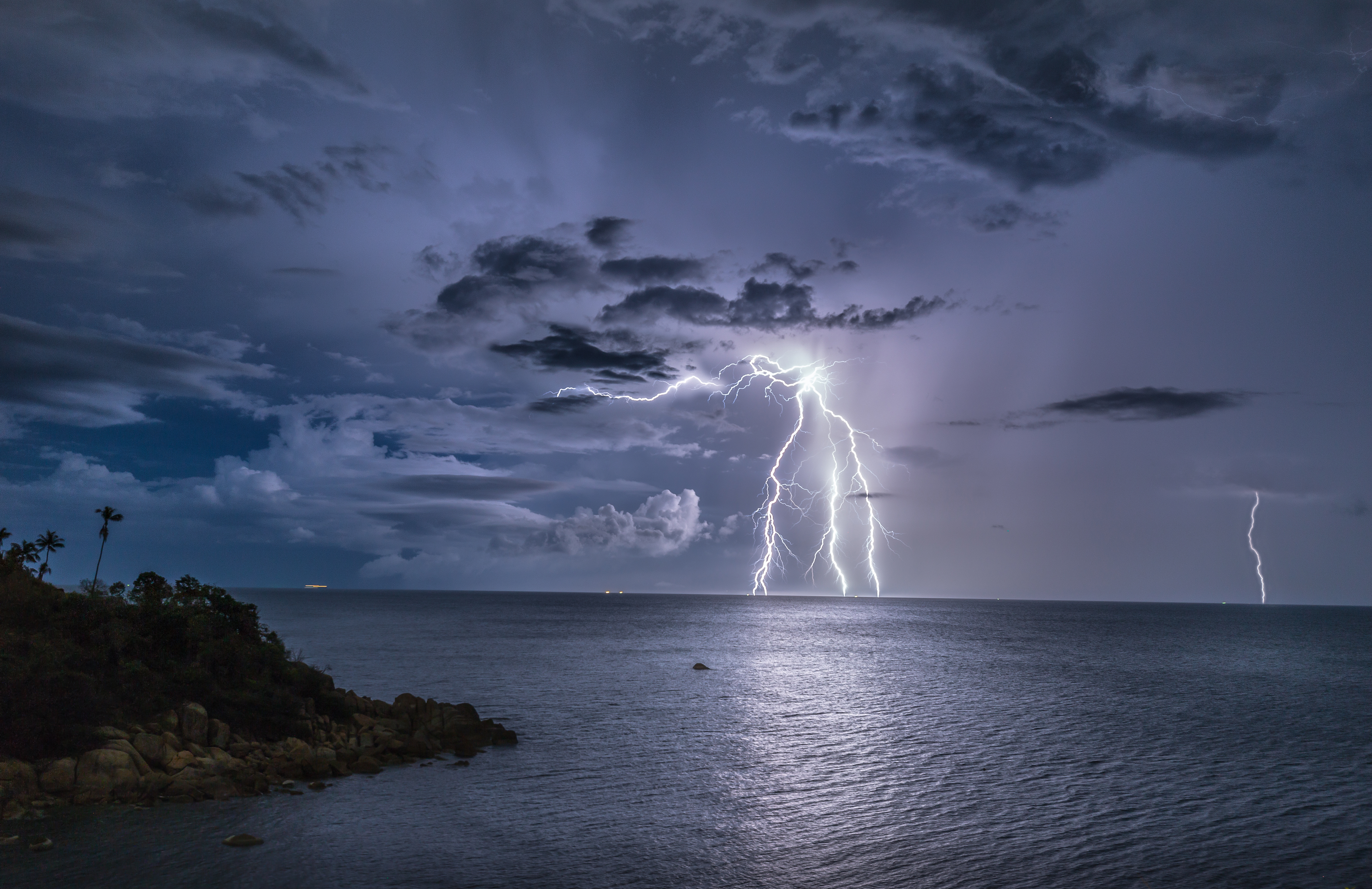 Download mobile wallpaper Sky, Lightning, Horizon, Ocean, Photography for free.
