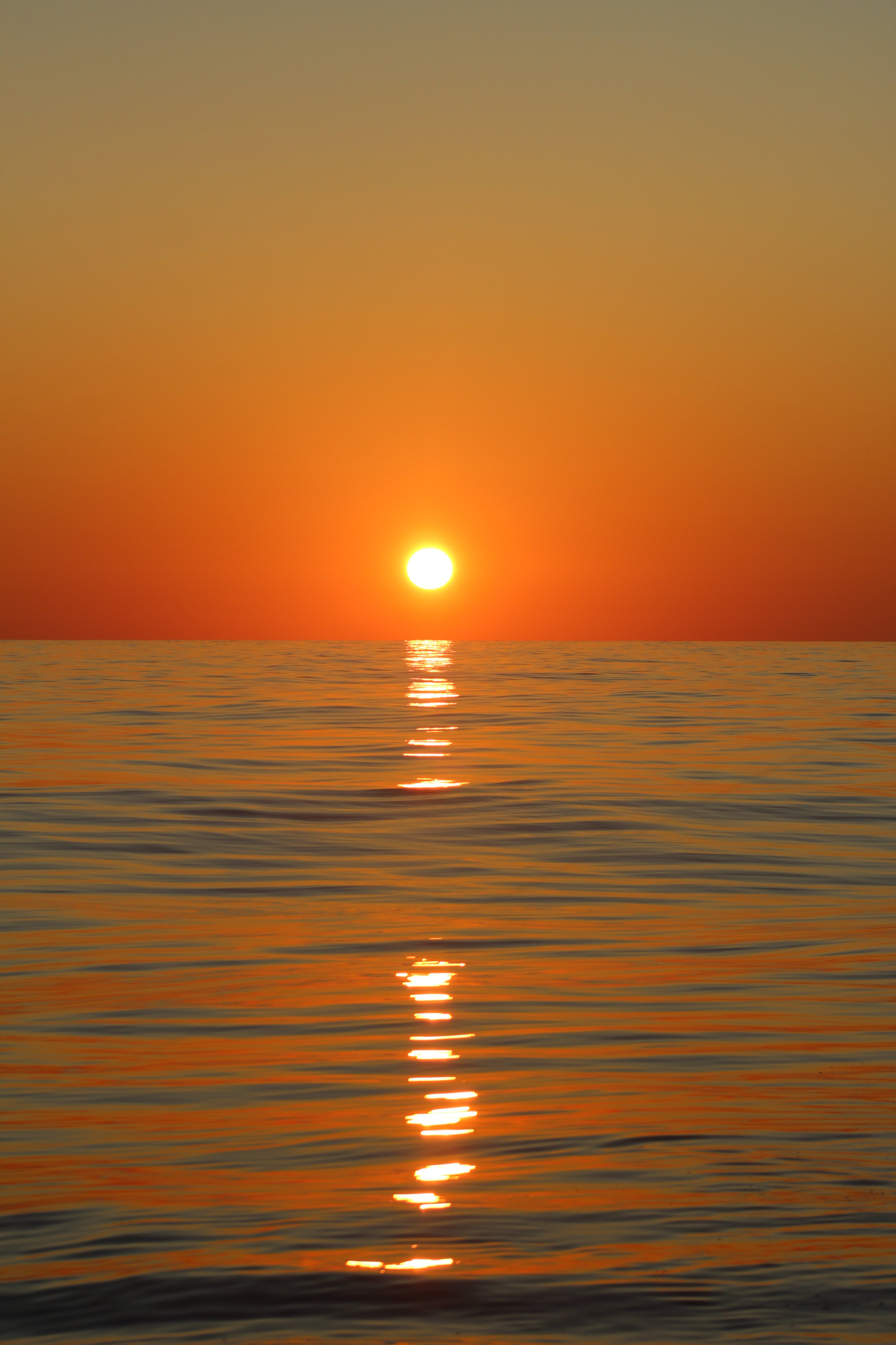 Free download wallpaper Sunset, Horizon, Sun, Glare, Nature, Waves on your PC desktop