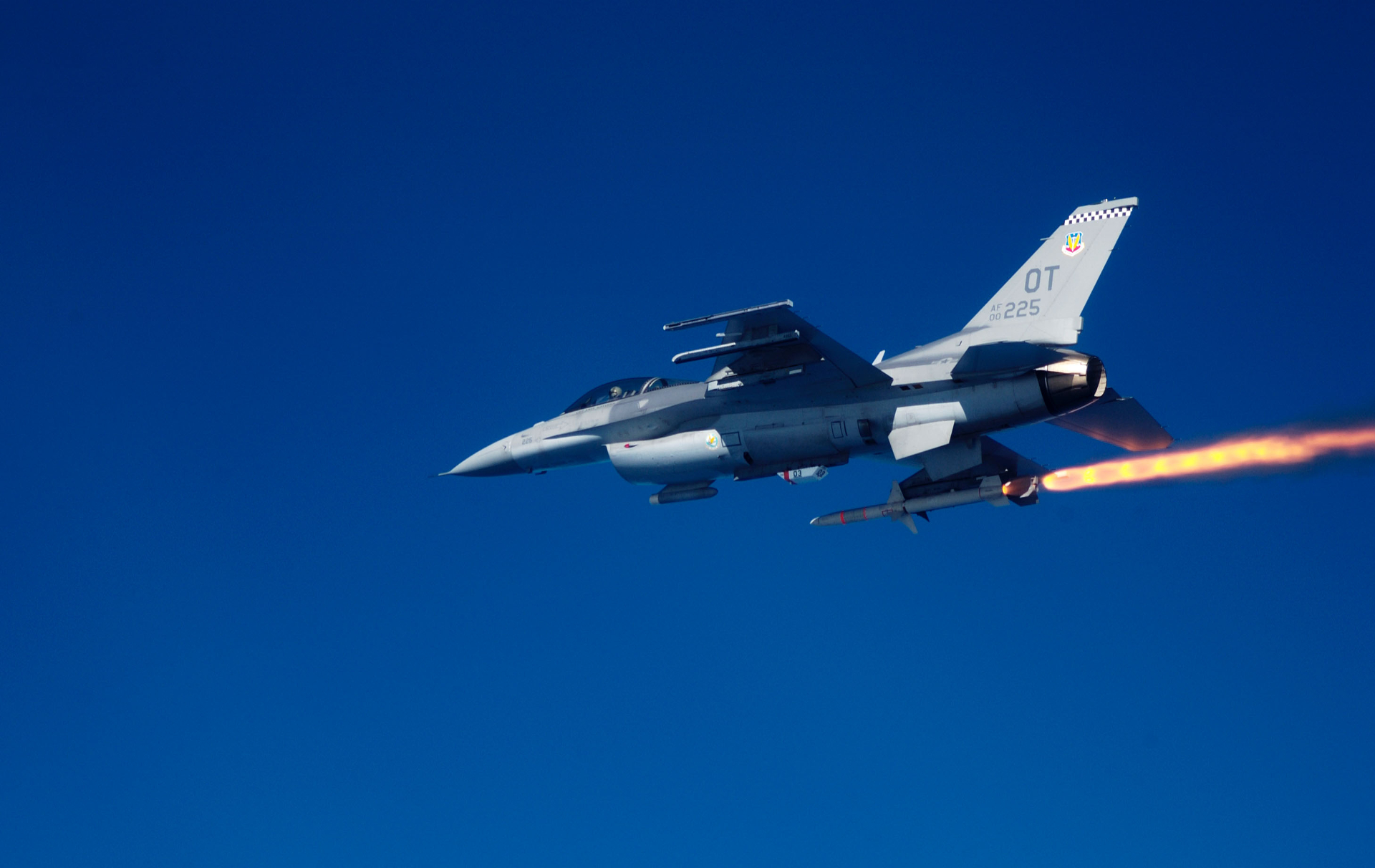 Скачати мобільні шпалери Літак, Ракета, Військовий, General Dynamics F 16 Fighting Falcon, Реактивні Винищувачі безкоштовно.