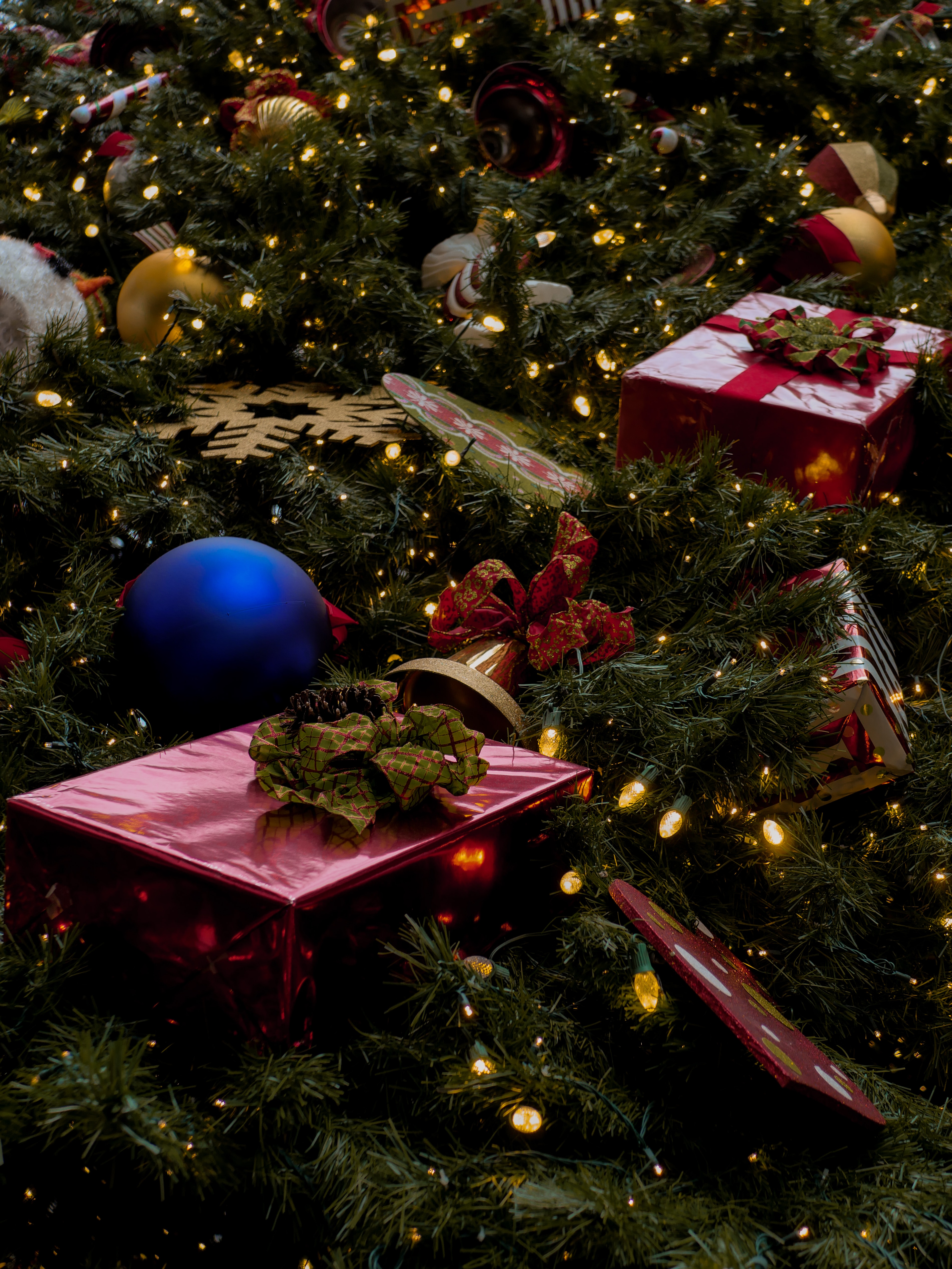 126803 descargar fondo de pantalla regalos, vacaciones, año nuevo, decoraciones, árbol de navidad, guirnalda, guirnaldas, presenta: protectores de pantalla e imágenes gratis
