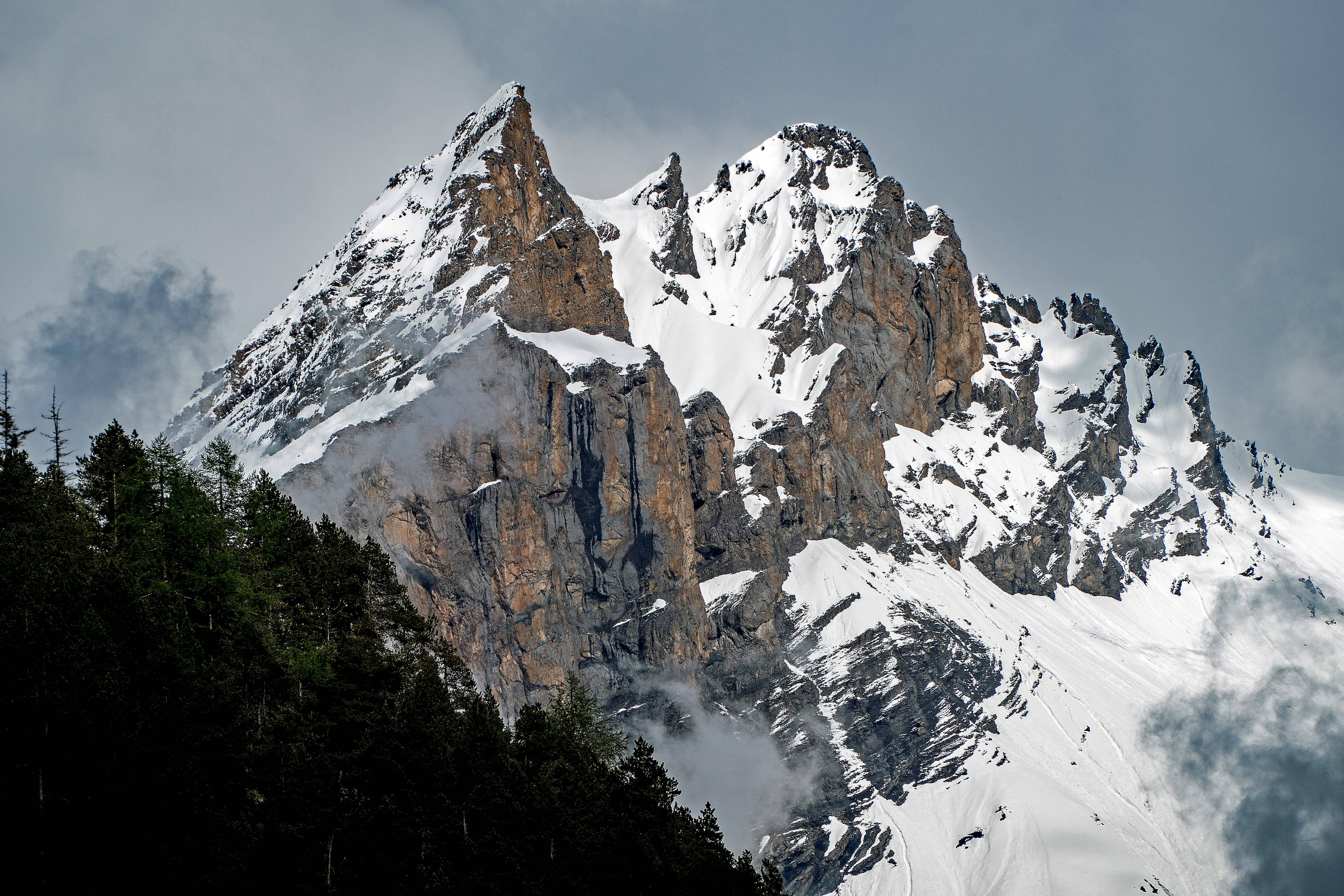 67837 завантажити шпалери природа, гори, вершина, верх, ліс, швейцарія, засніжений, засніжені, ущелина, ущелини - заставки і картинки безкоштовно