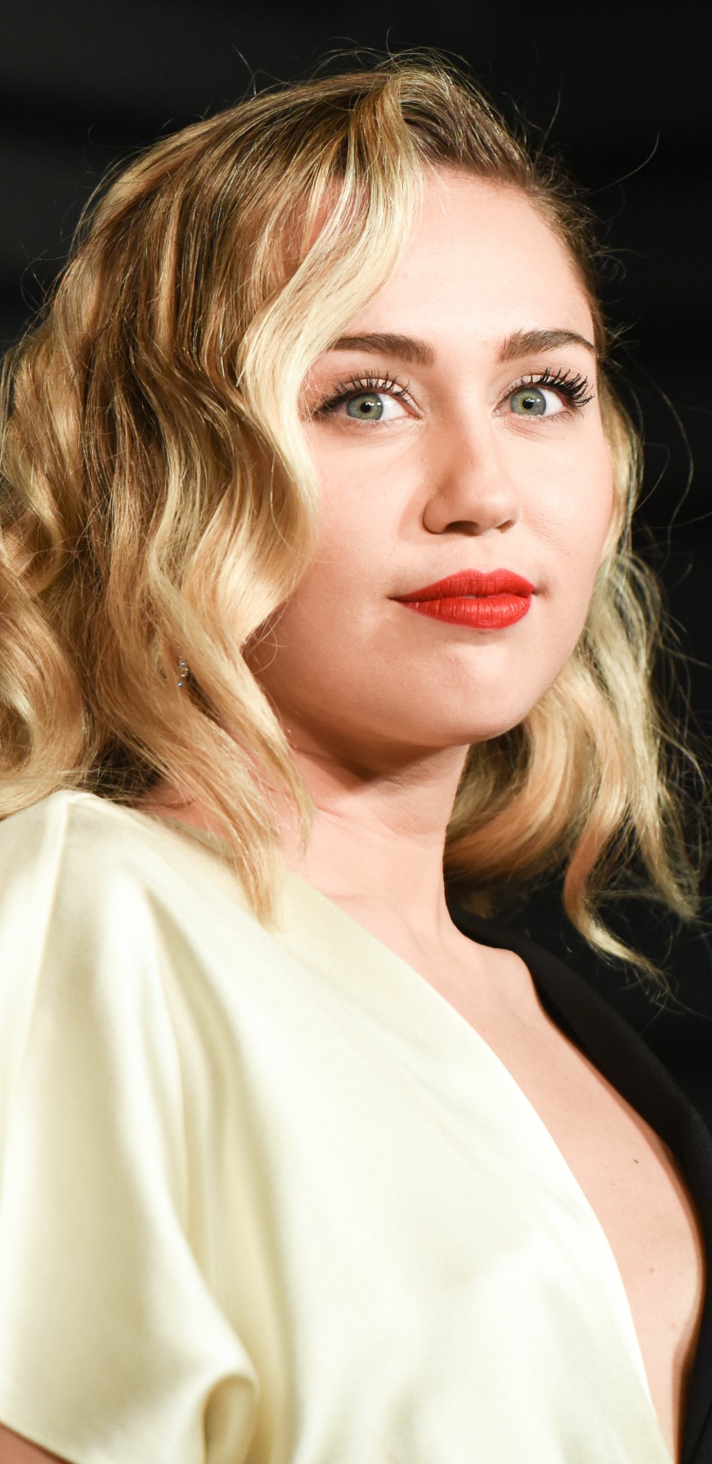 Download mobile wallpaper Music, Singer, Blonde, Miley Cyrus for free.