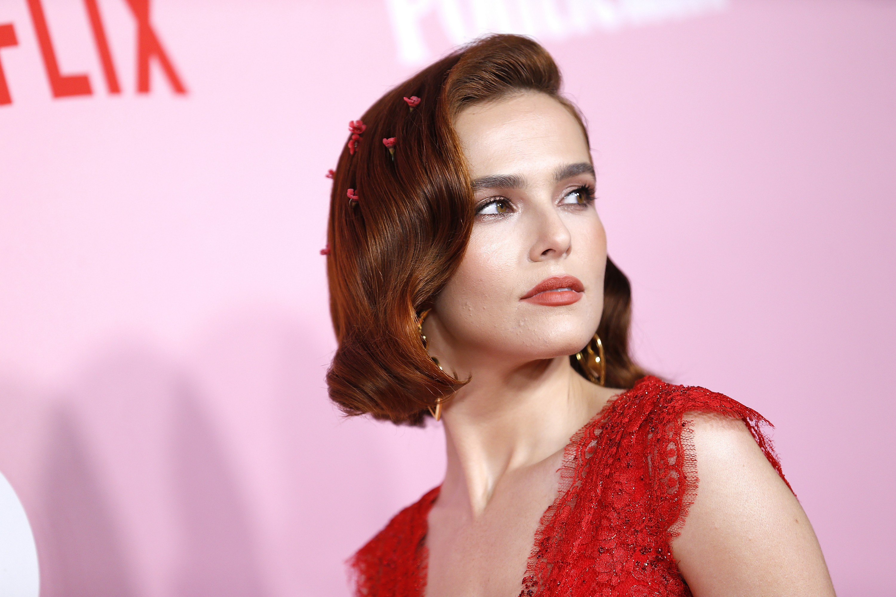 Download mobile wallpaper Redhead, American, Celebrity, Short Hair, Actress, Lipstick, Zoey Deutch for free.