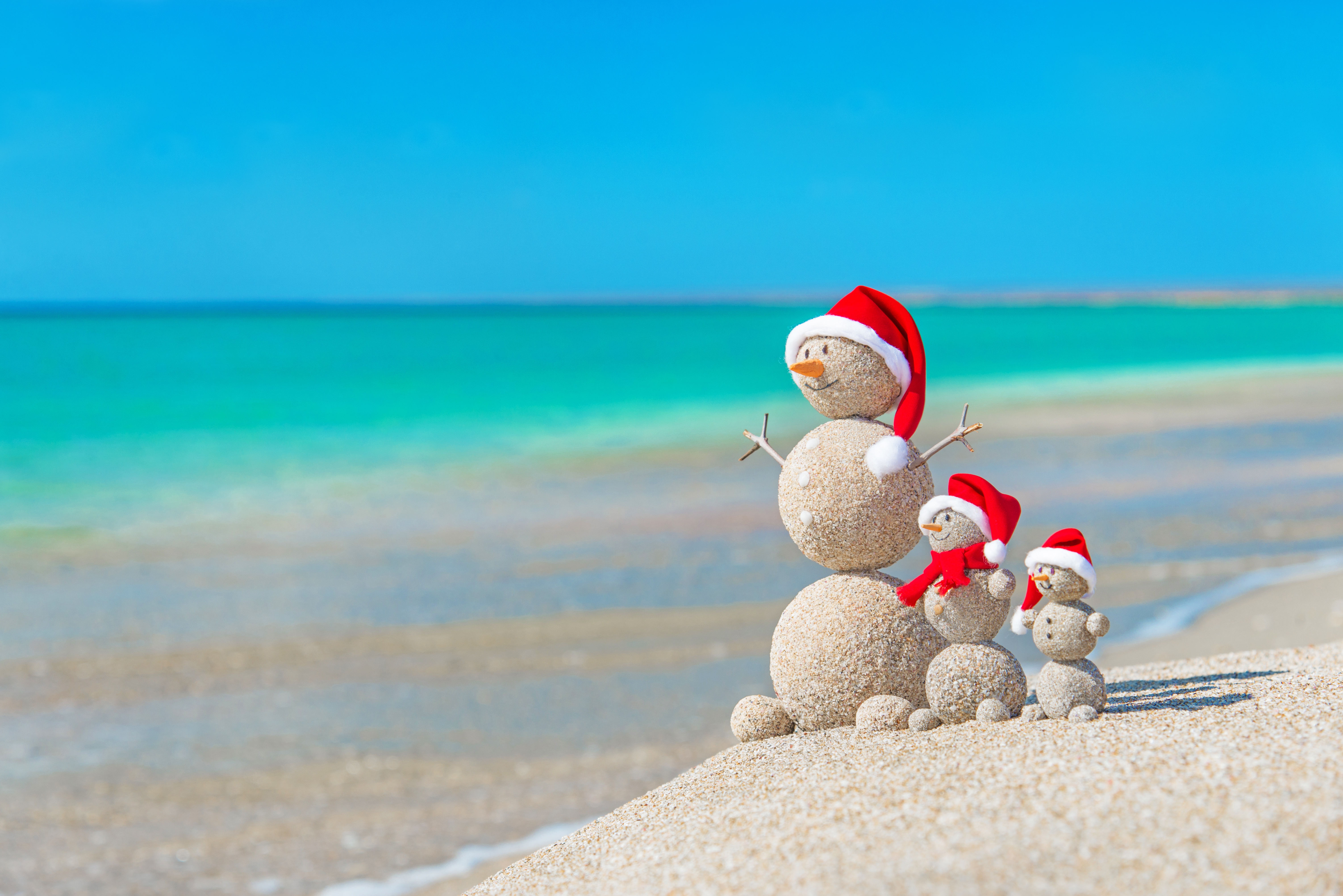 Free download wallpaper Beach, Sand, Snowman, Artistic, Santa Hat on your PC desktop