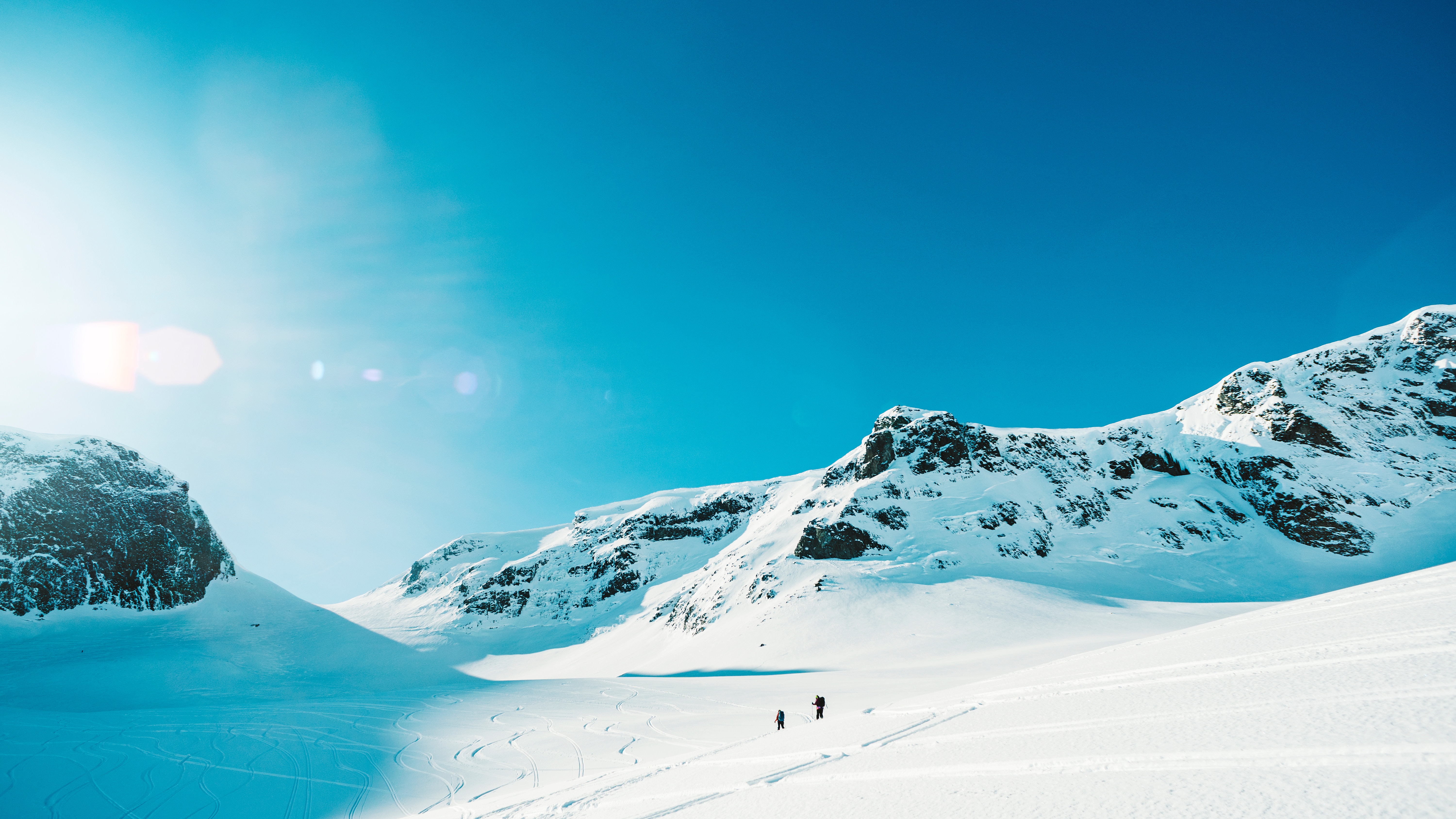 121911 скачать обои спорт, снег, гора, путешествие, туристы, лыжники - заставки и картинки бесплатно