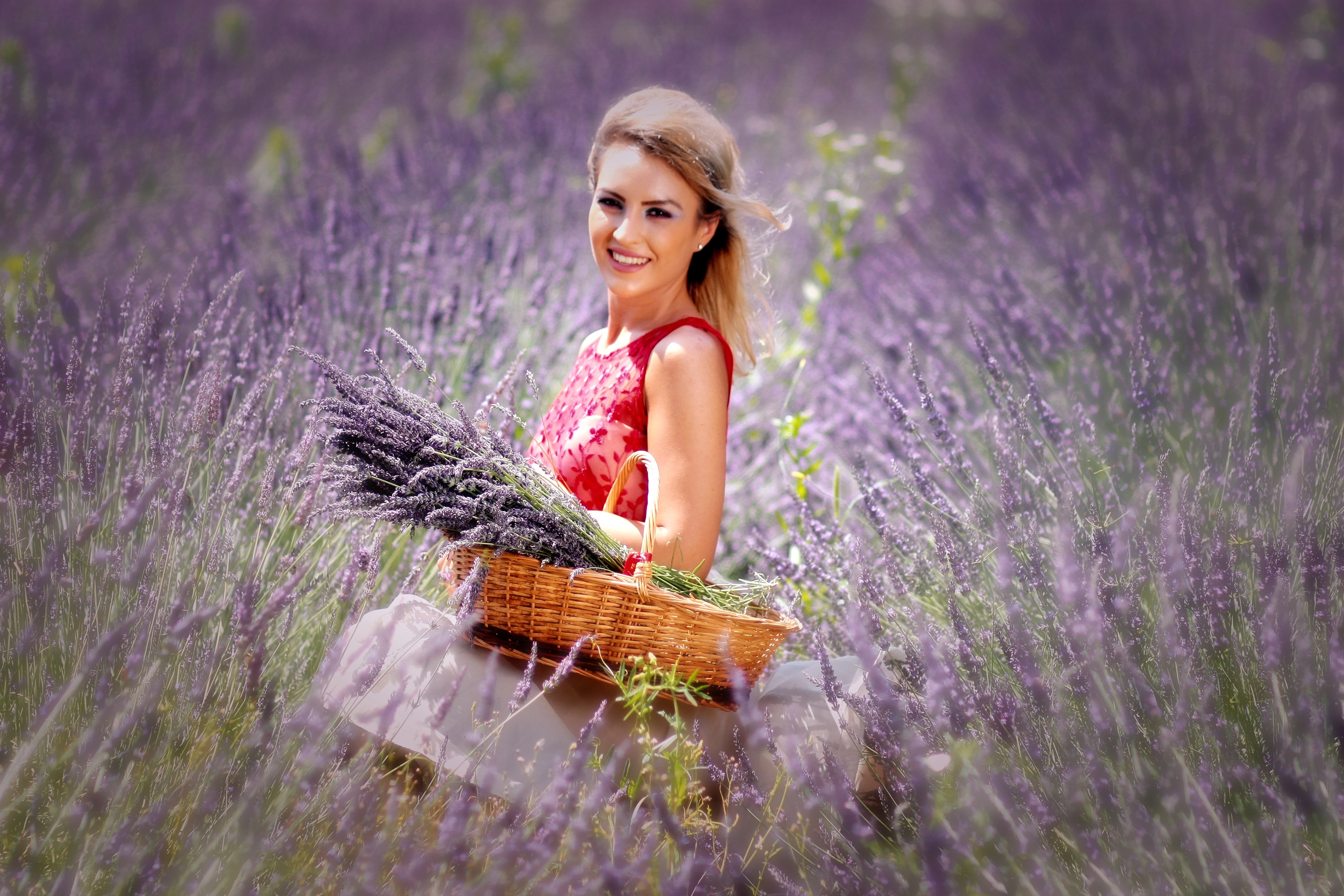 Free download wallpaper Flower, Smile, Blonde, Lavender, Model, Women, Purple Flower, Outdoor on your PC desktop